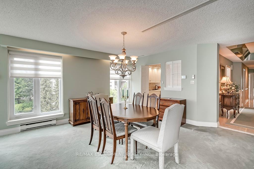 2 Bedrooms Condo at 2220 Lakeshore, Burlington For sale