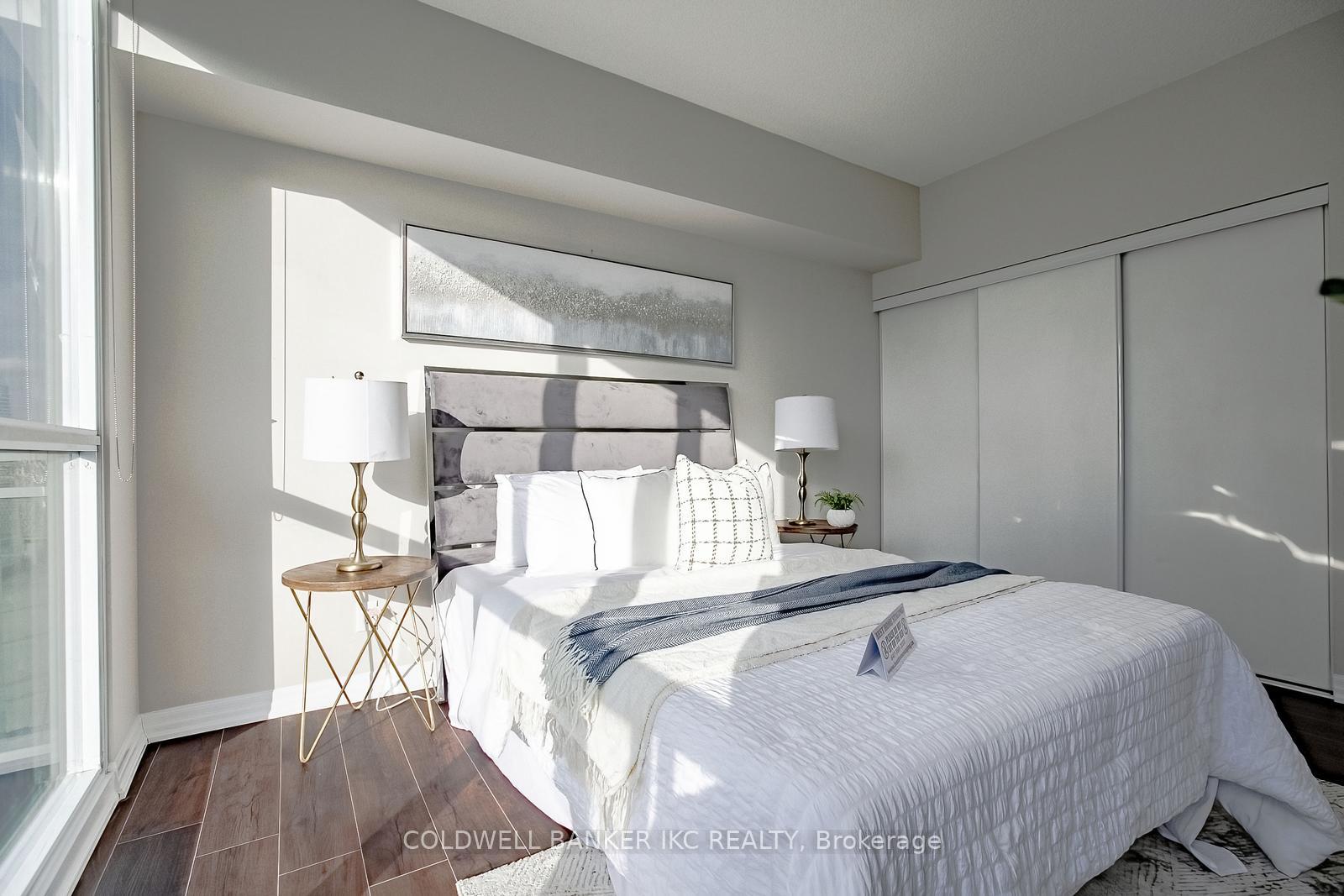 2 Bedrooms Condo at 223 Webb, Mississauga For sale