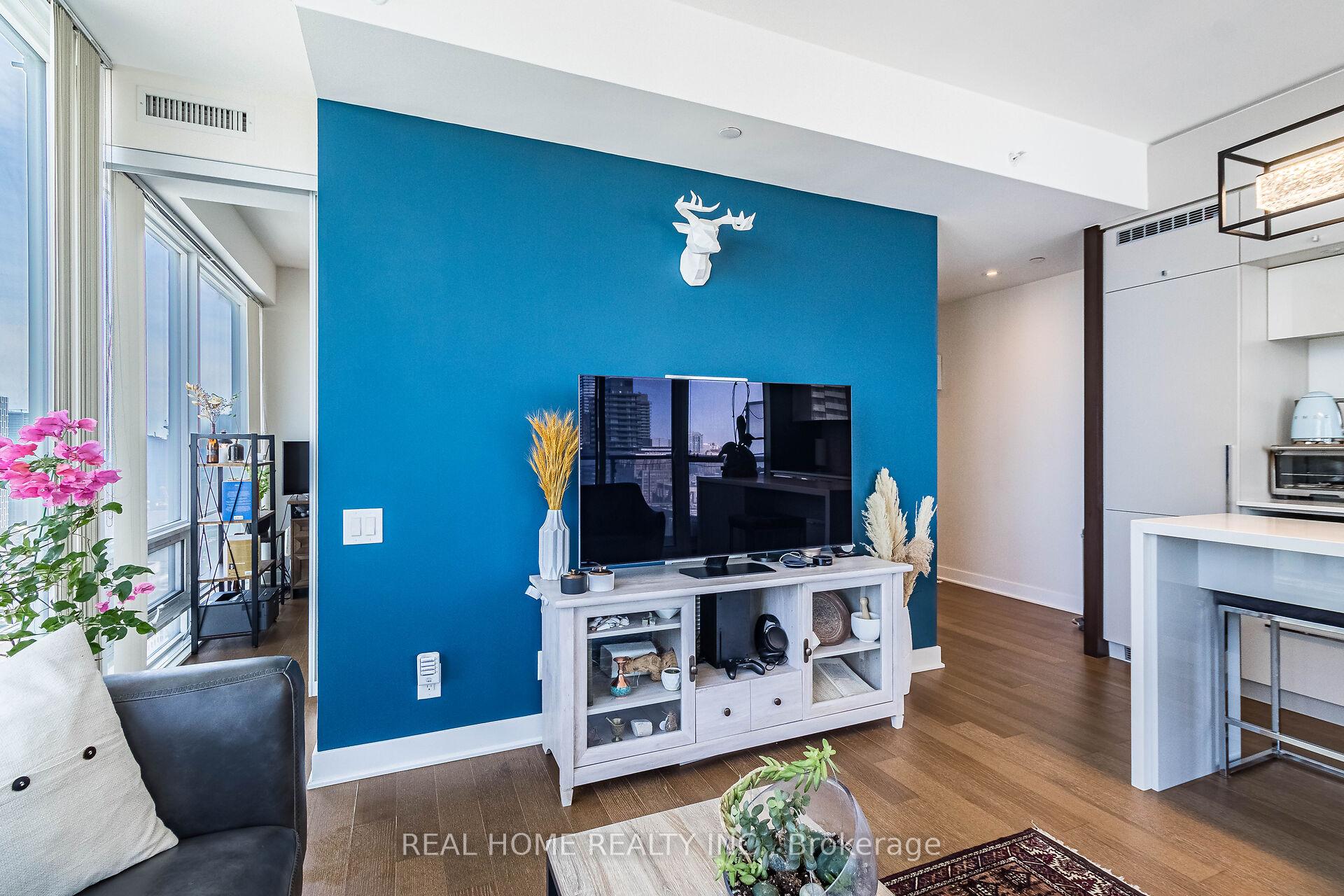 2 Bedrooms Condo at 15 Grenville,  Toronto For sale