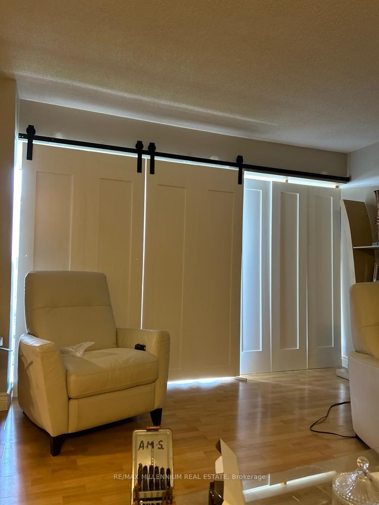 2 Bedrooms Condo at 61 Markbrook, Toronto For sale