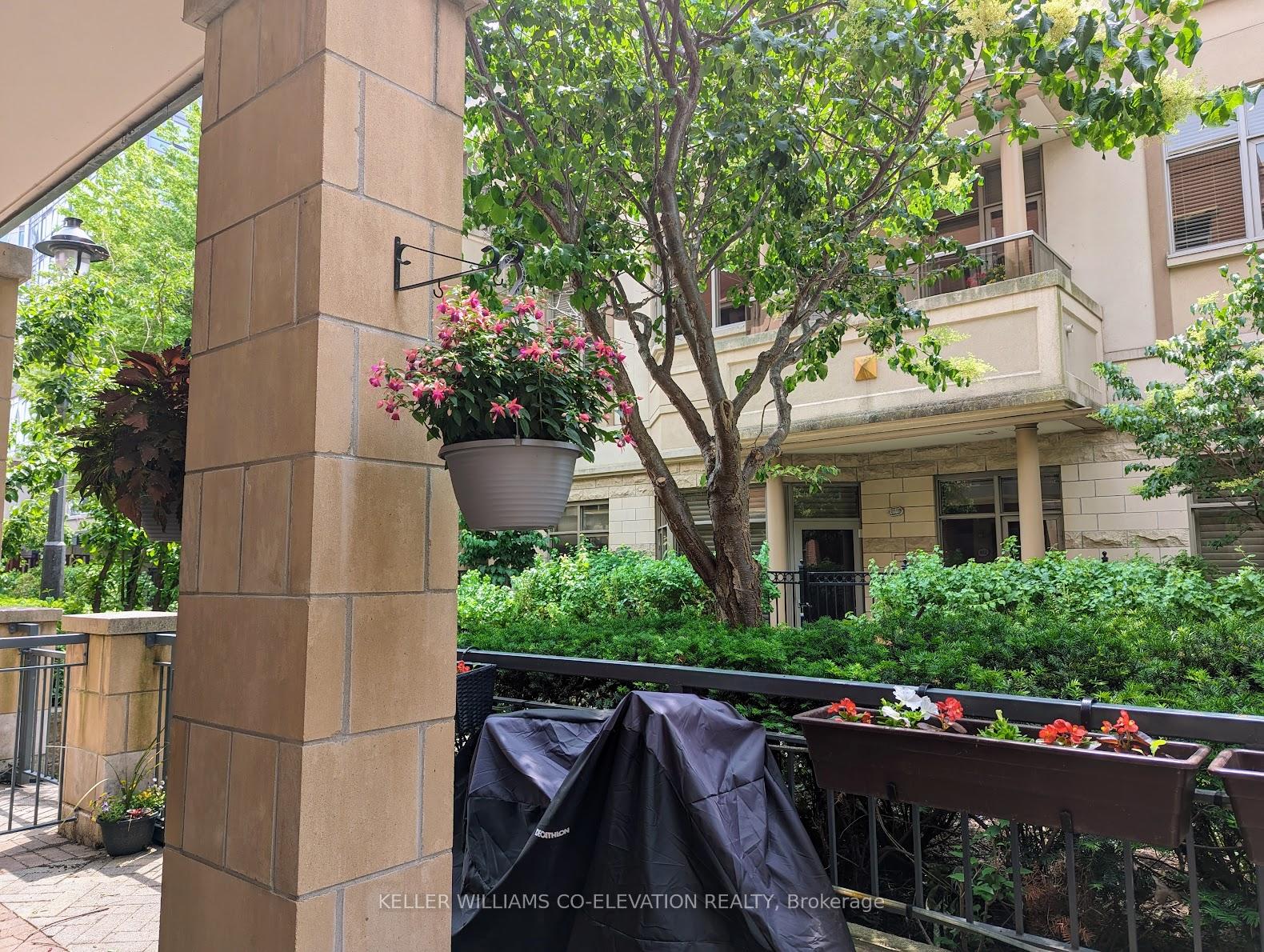 2 Bedrooms Condo at 330 Princess Royal, Mississauga For sale