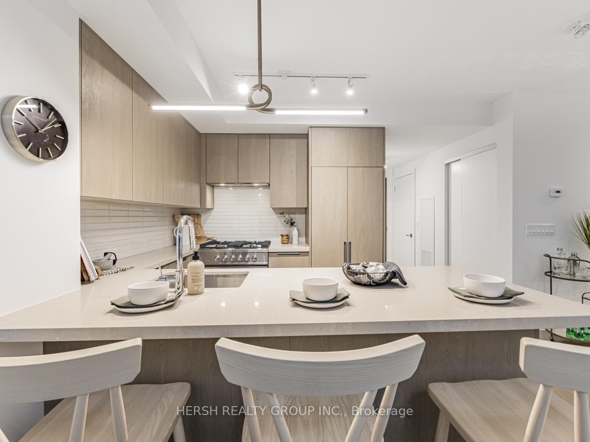2 Bedrooms Condo at 160 Kingsway,  Toronto For sale