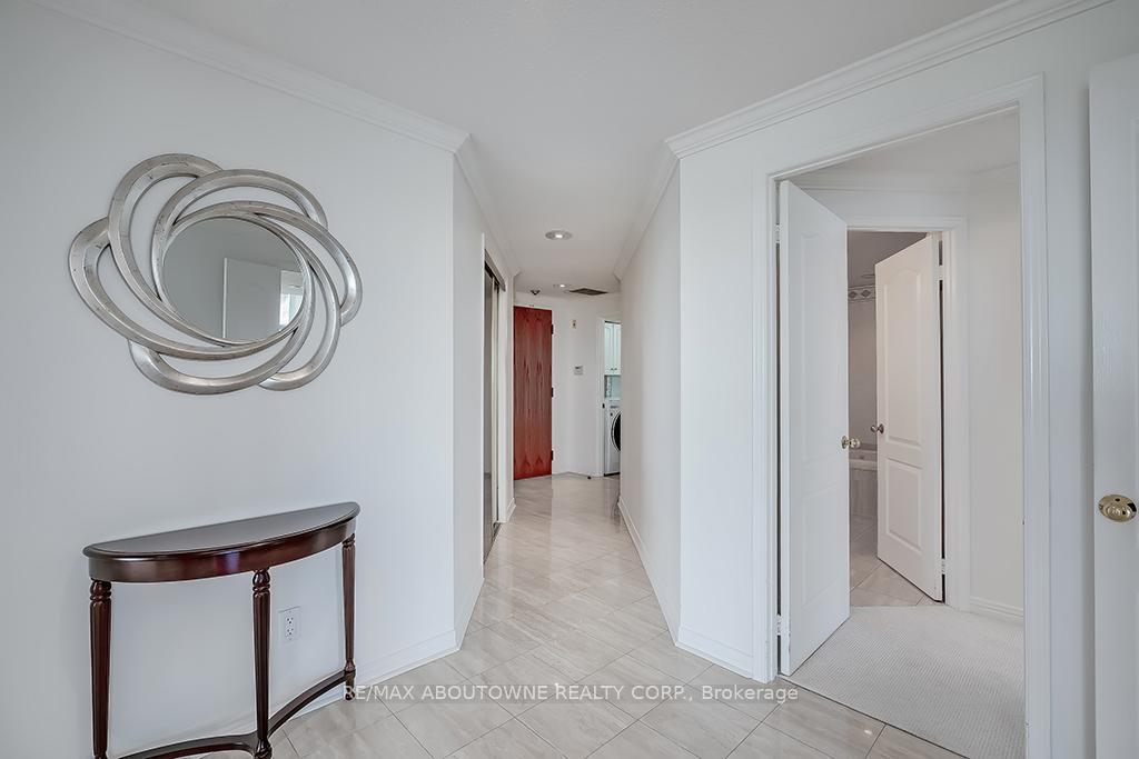 2 Bedrooms Condo at 1903 Pilgrims, Oakville For sale