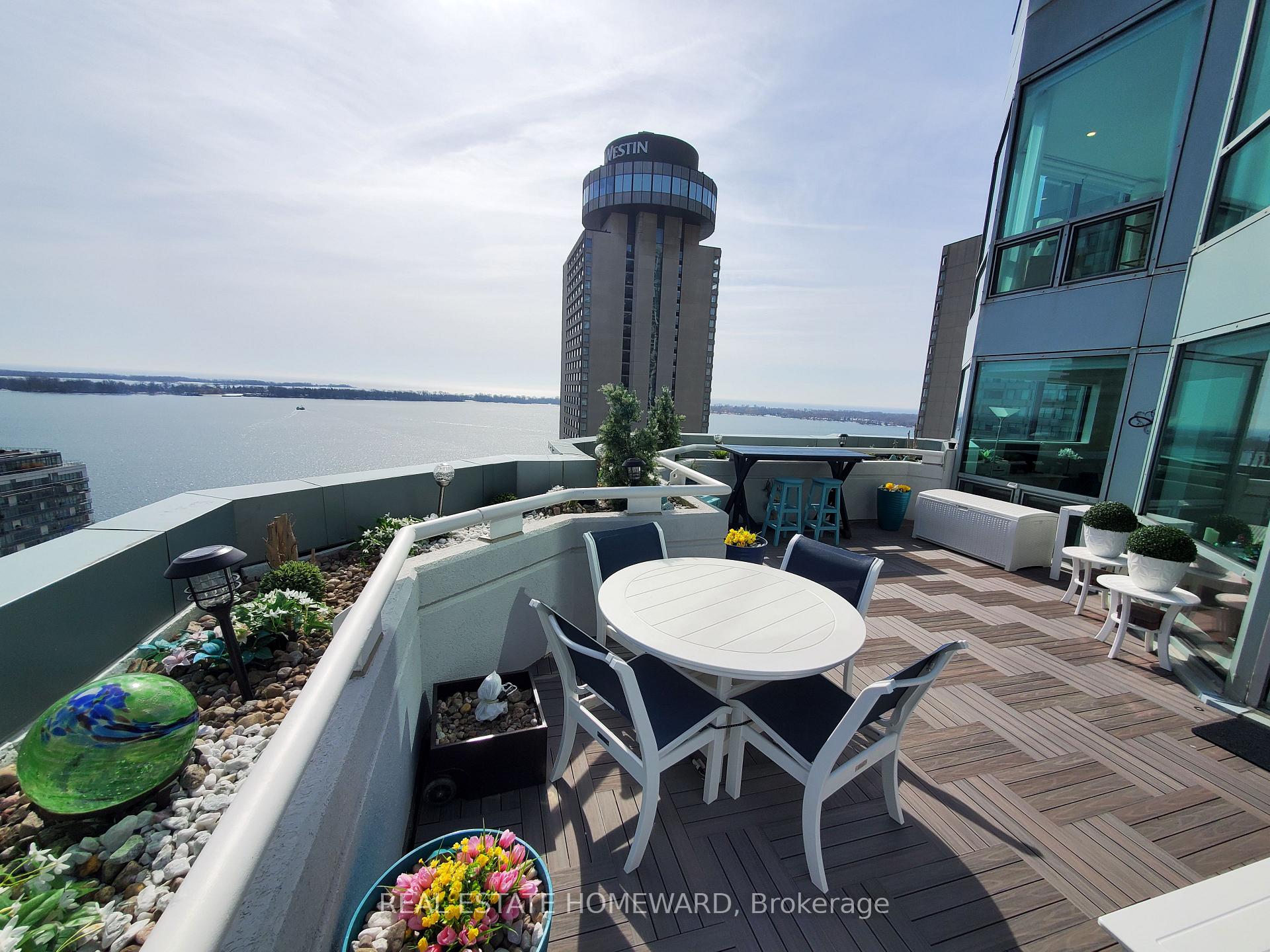 3 Bedrooms Condo at 10 Queens,  Toronto For sale