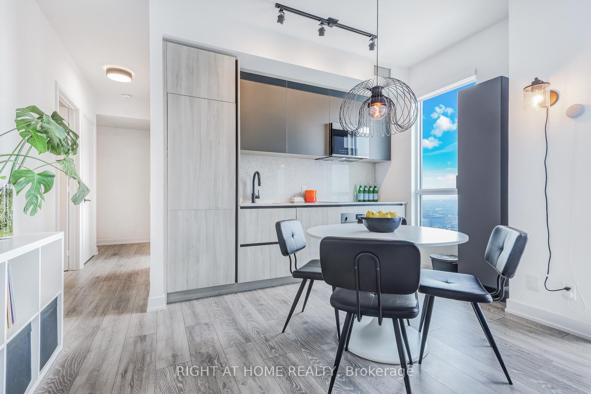 3 Bedrooms Condo at 108 Peter, Toronto For sale