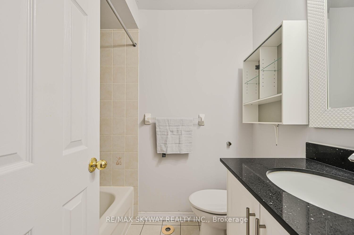3 Bedrooms Condo at 50 Strathaven,  Mississauga For sale