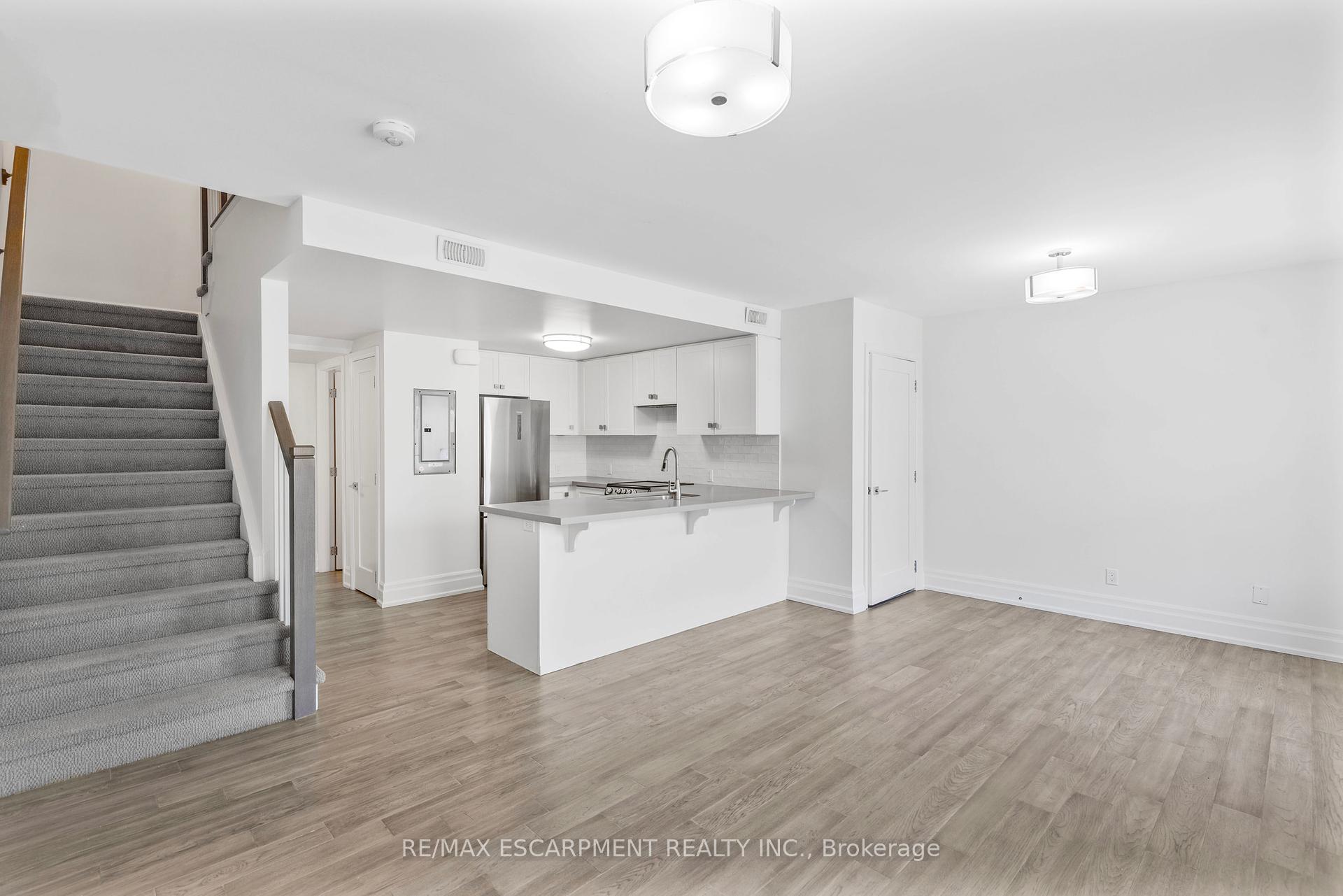 2 Bedrooms Condo at 760 Lakeshore, Mississauga For sale