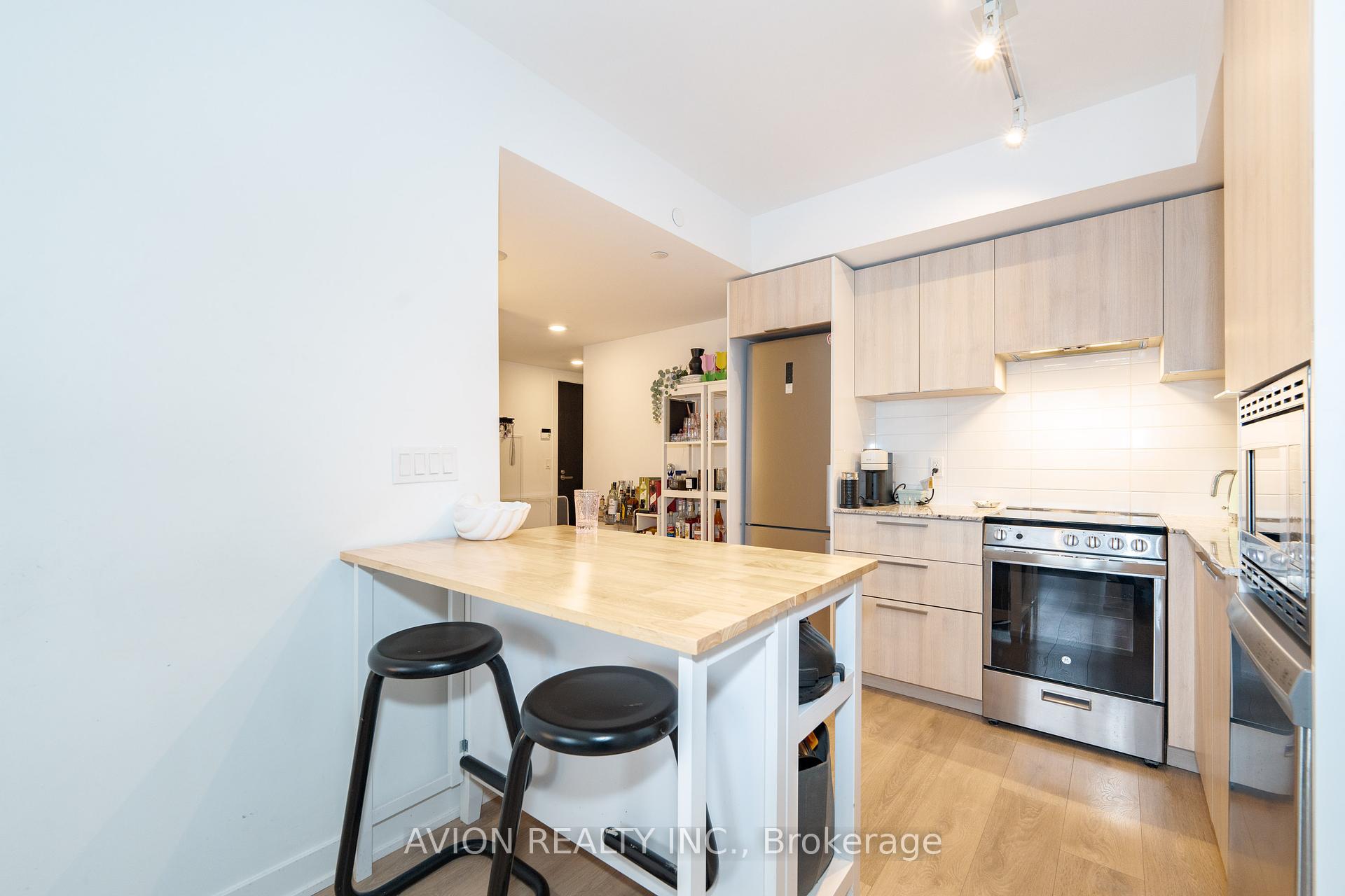 3 Bedrooms Condo at 501 yonge, Toronto For sale