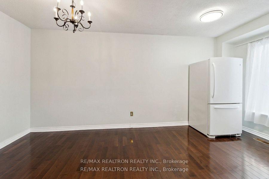 3 Bedrooms Condo at 44 Chester Le, Toronto For sale