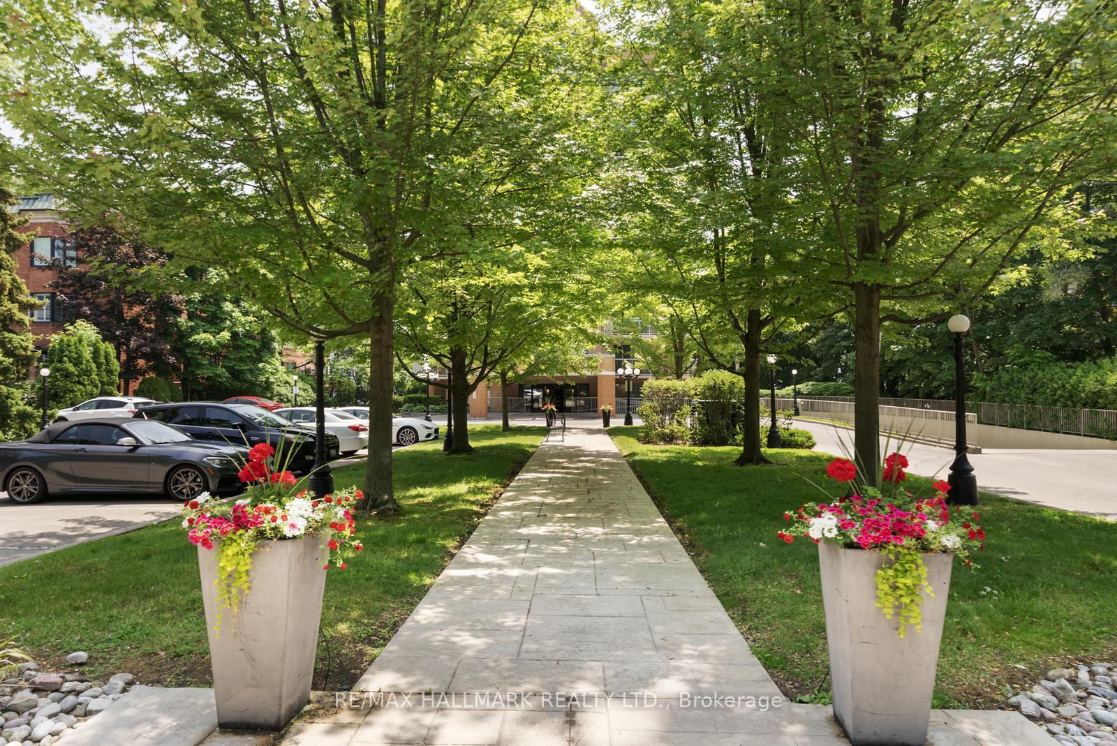 2 Bedrooms Condo at 2210 Lakeshore, Burlington For sale