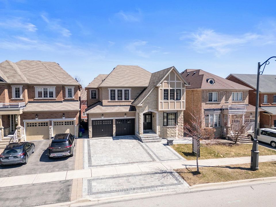 433 Mavrinac Boulevard, Aurora, ON L4G 0J8