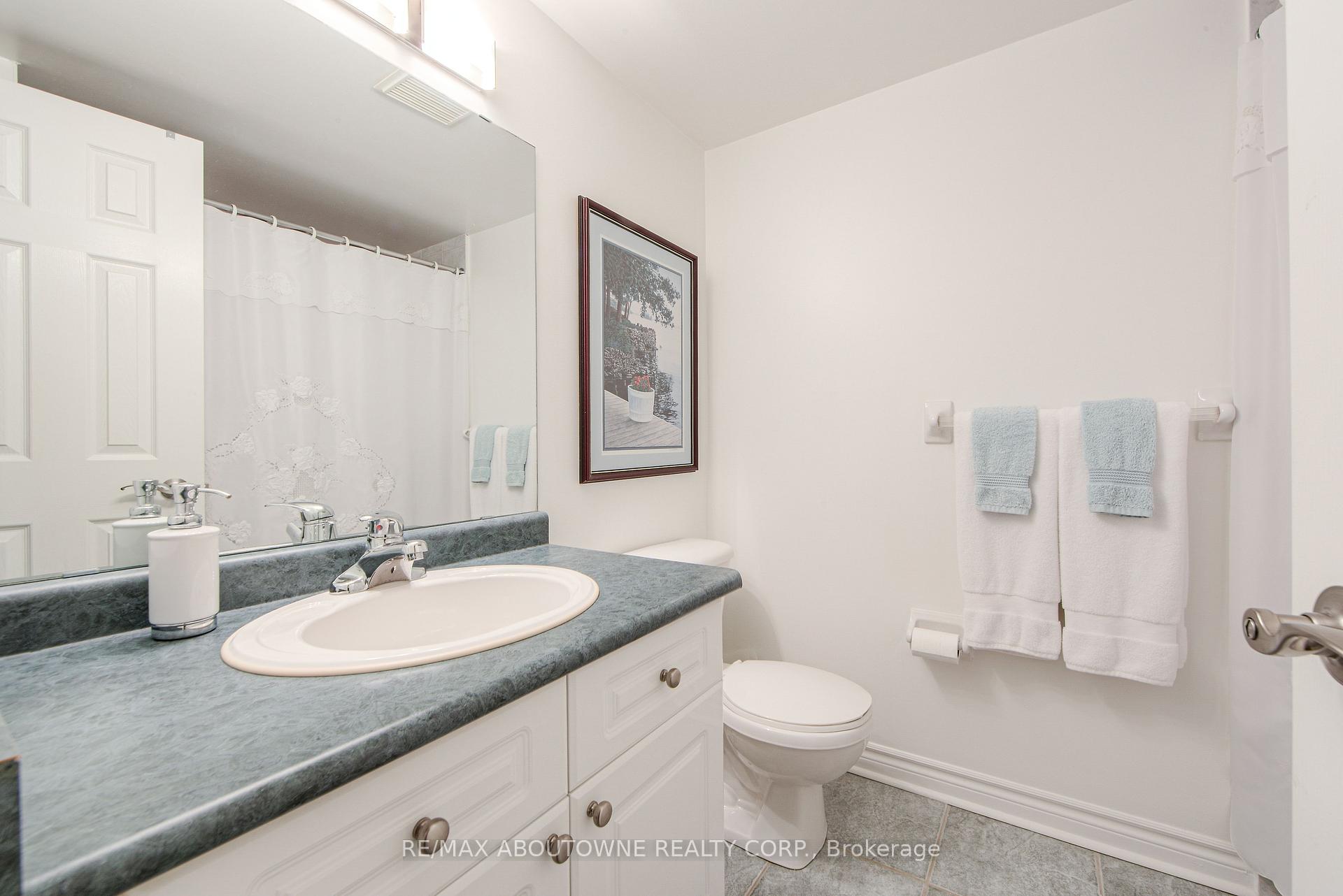 4 Bedrooms Condo at 300 Ravineview, Oakville For sale