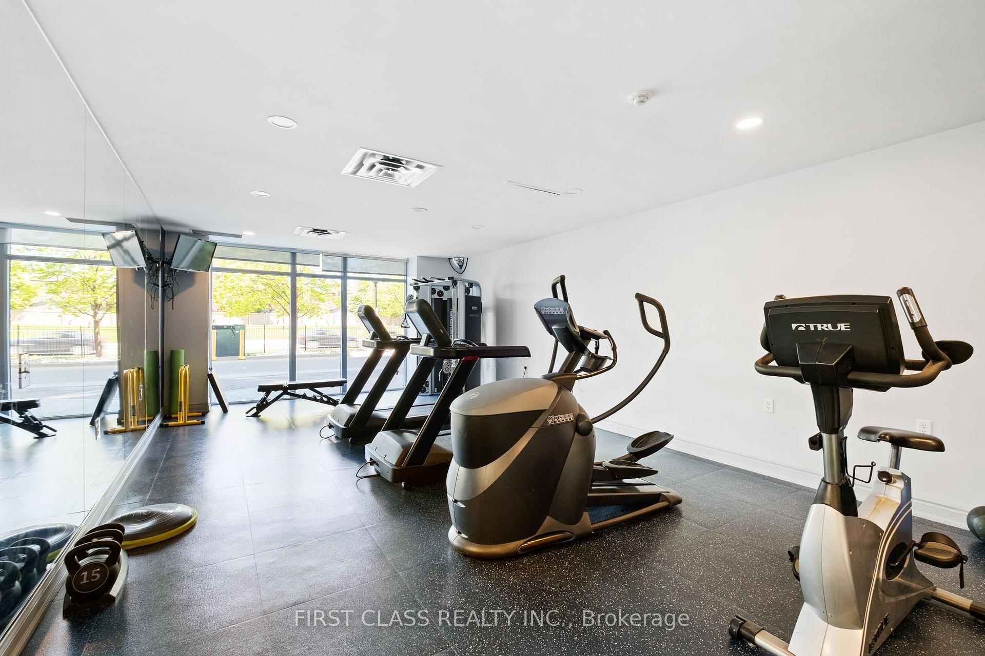 3 Bedrooms Condo at 200 Burnhamthorpe, Mississauga For sale