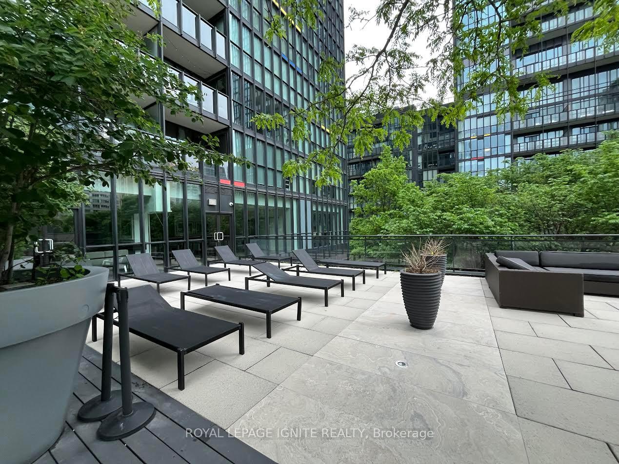 2 Bedrooms Condo at 110 Charles, Toronto For sale