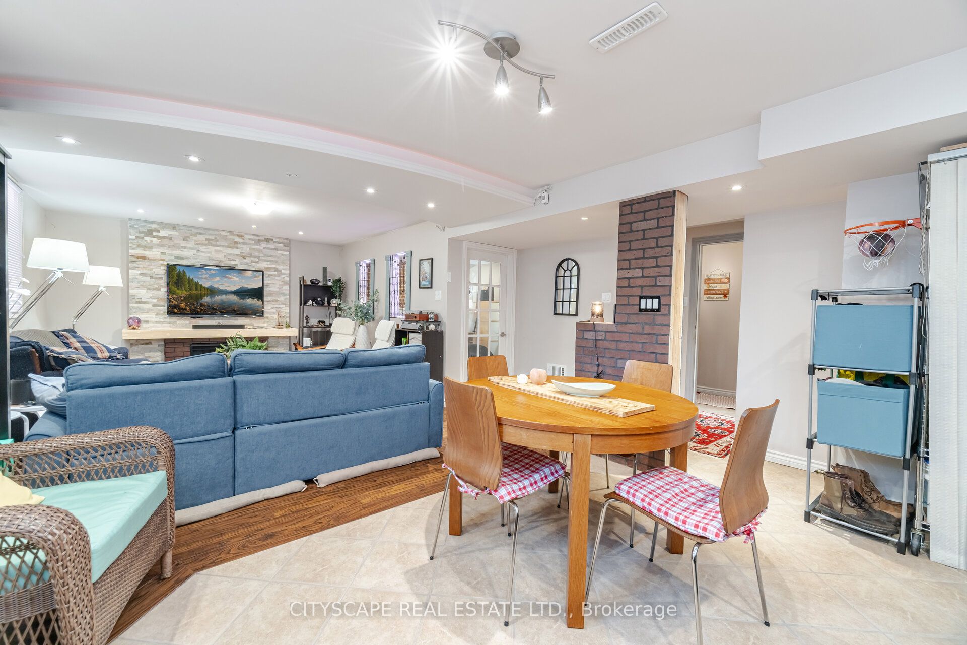 657 Symons Cross