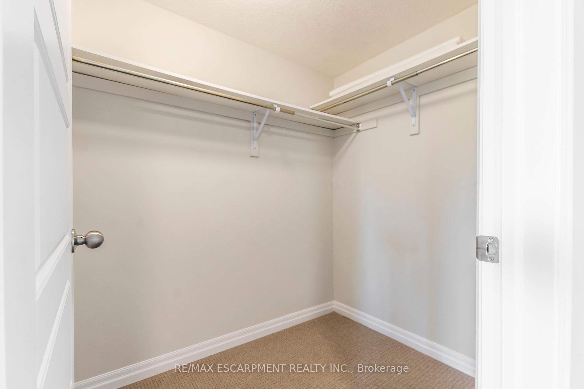 3 Bedrooms Condo at 290 Barton, Hamilton For sale