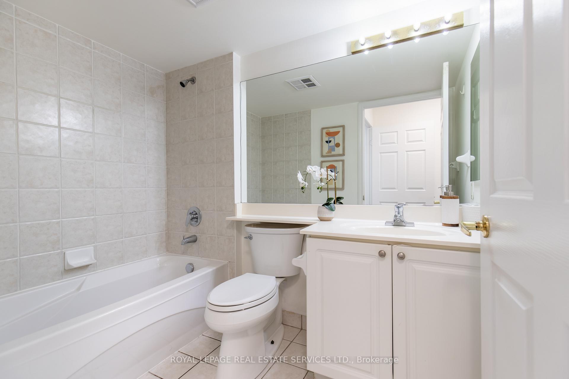 3 Bedrooms Condo at 25 Kingsbridge Garden, Mississauga For sale