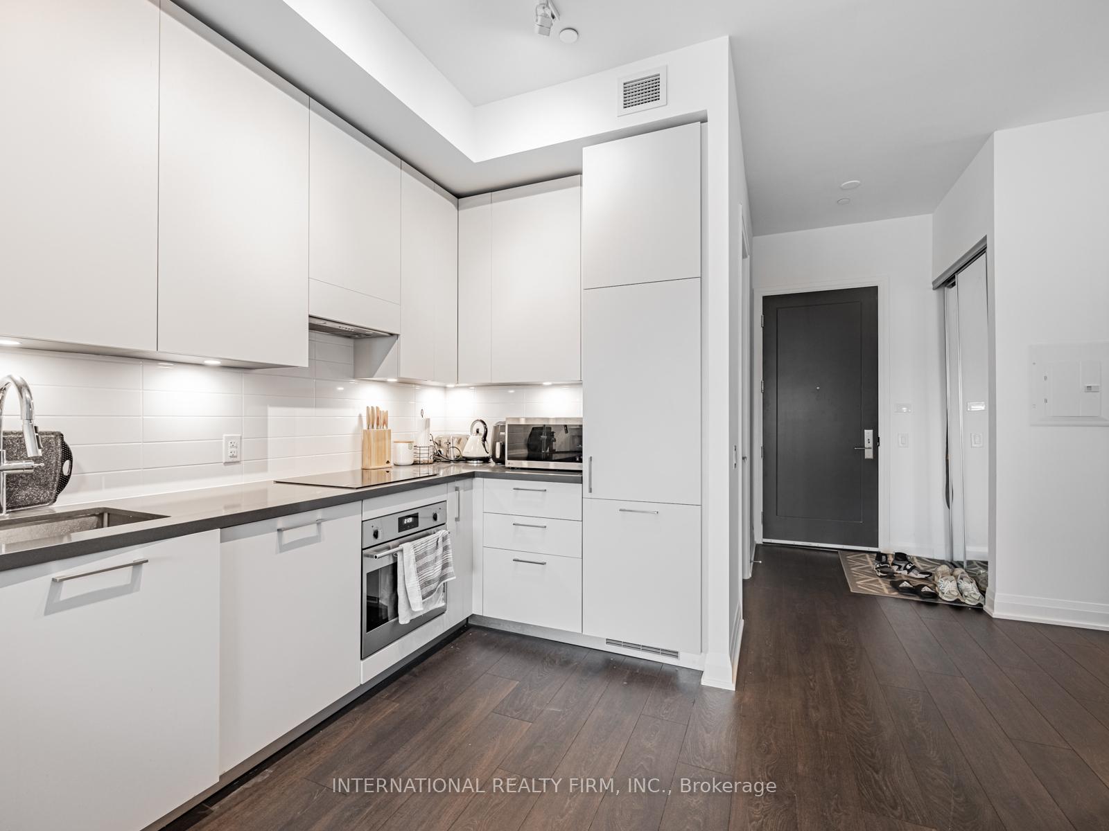 2 Bedrooms Condo at 33 Frederick Todd, Toronto For sale