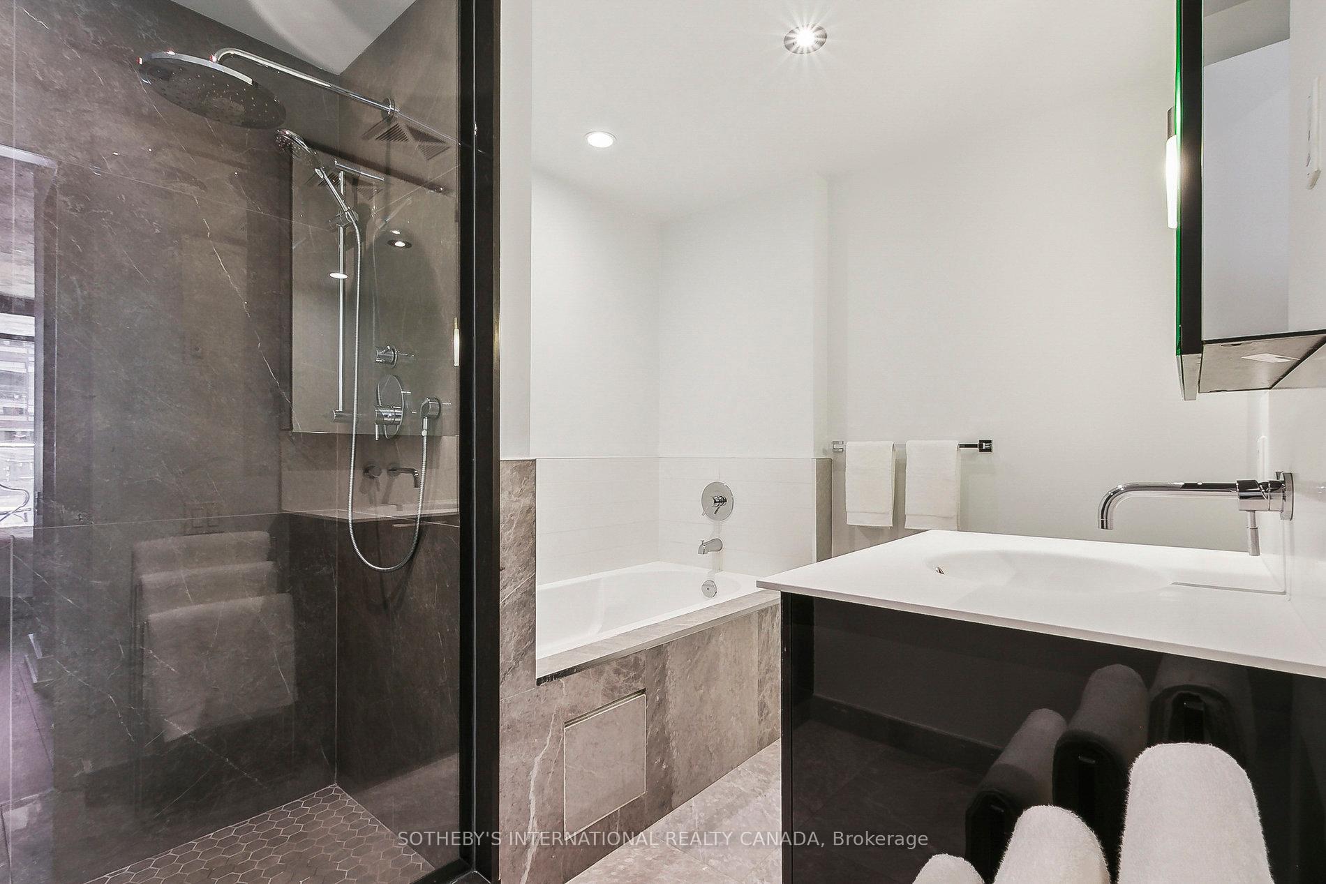 2 Bedrooms Condo at 650 King, Toronto For sale