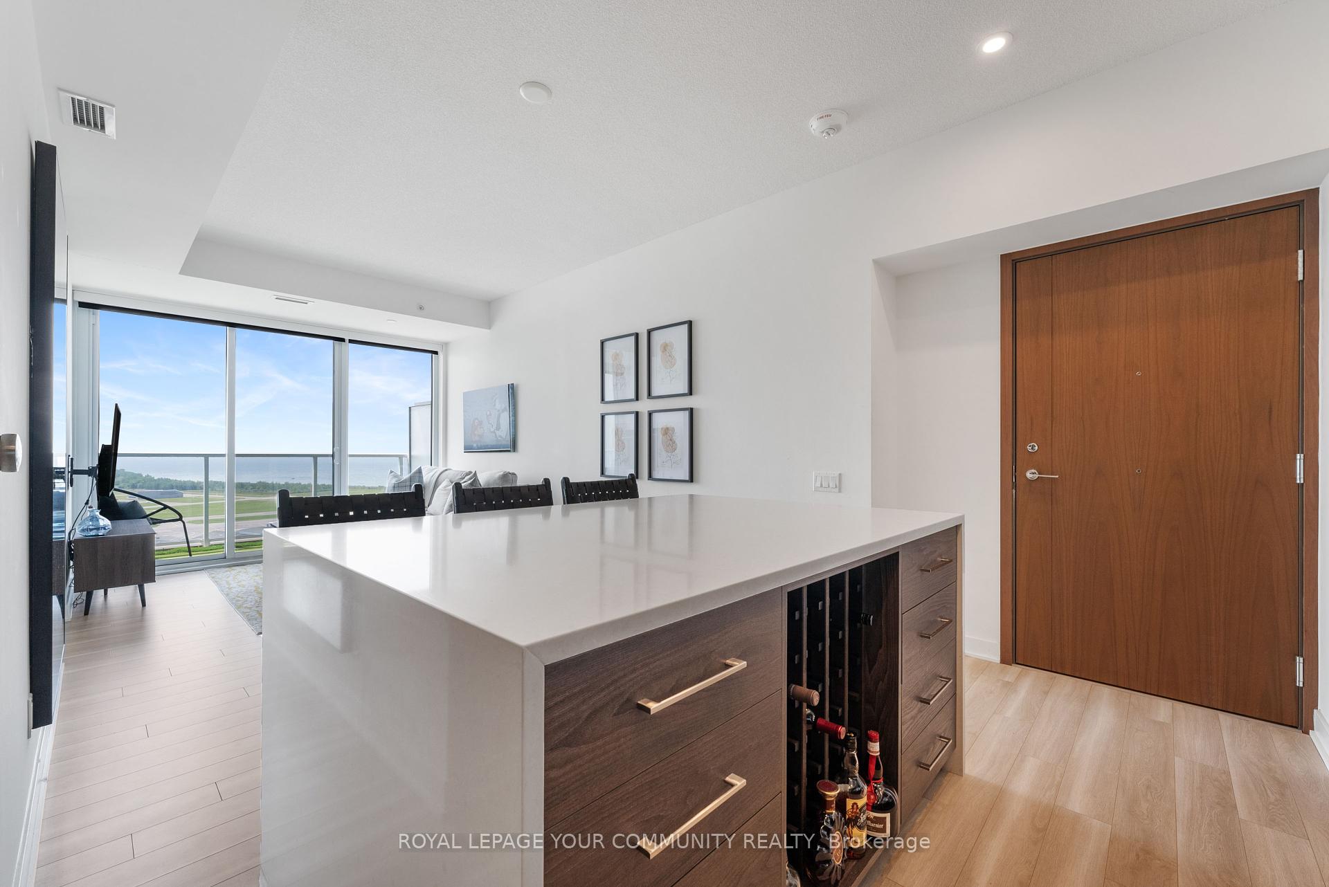 3 Bedrooms Condo at 17 Bathurst, Toronto For sale