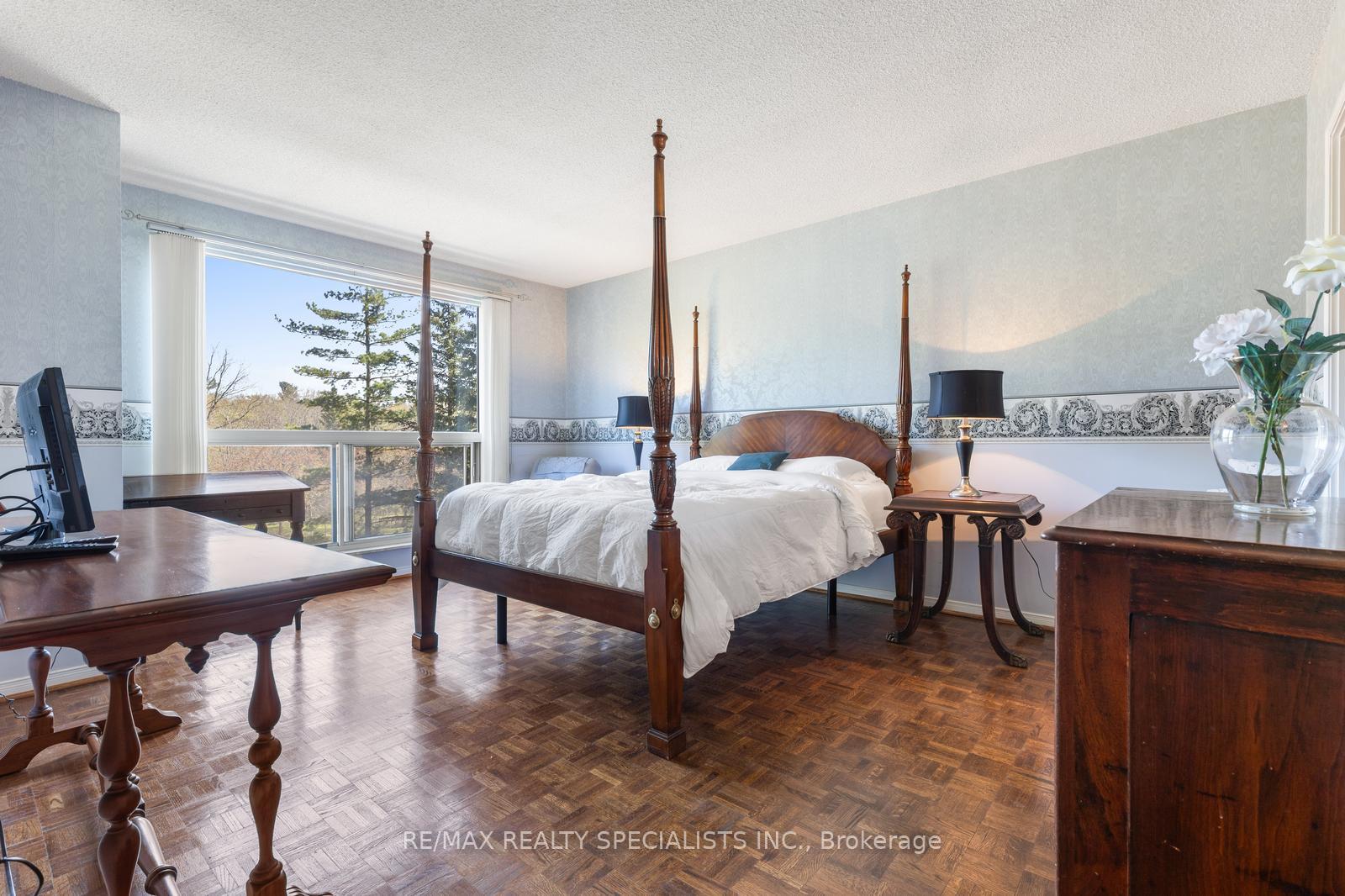 2 Bedrooms Condo at 1800 The Collegeway, Mississauga For sale