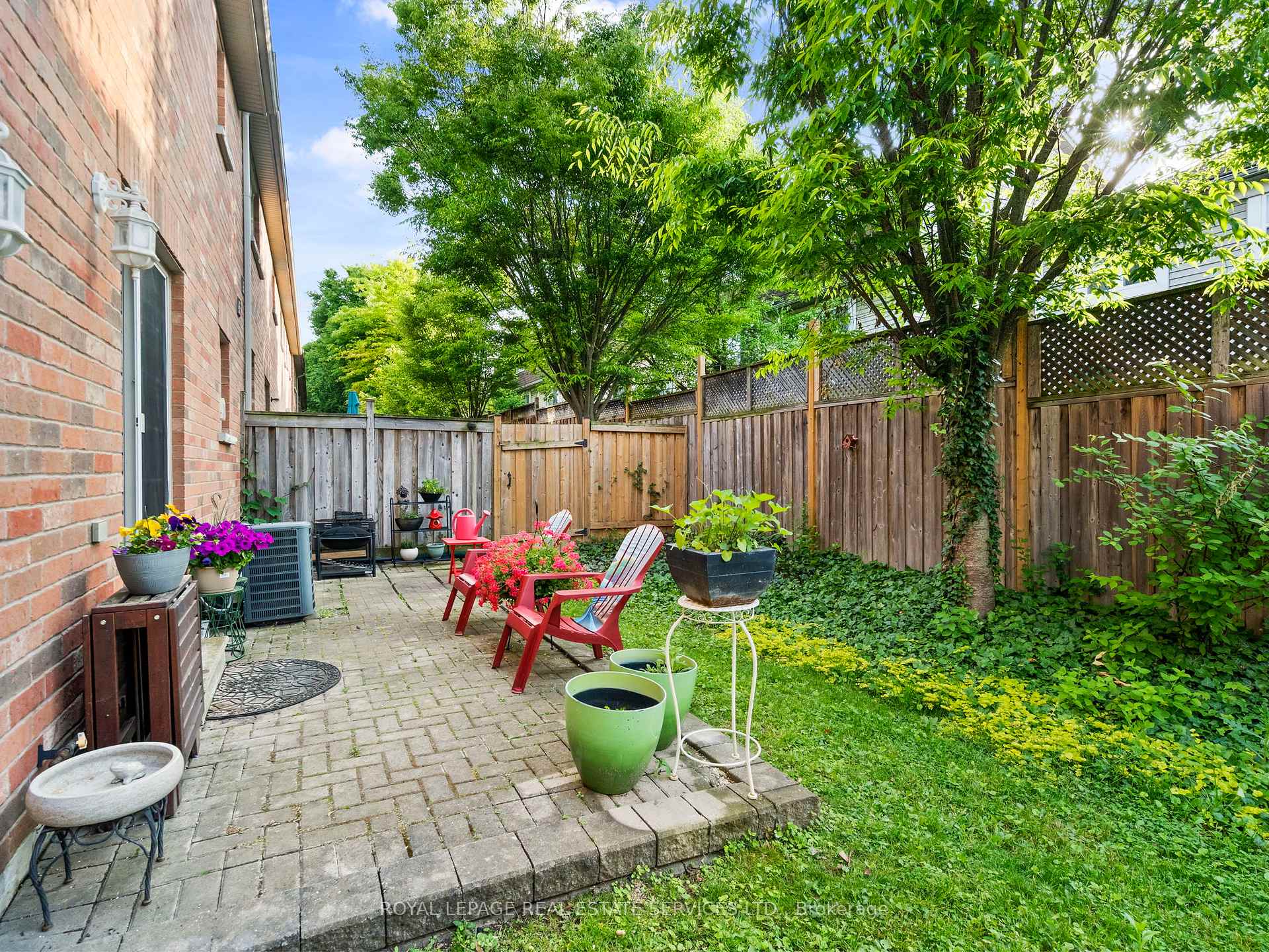 3 Bedrooms Condo at 3040 Fifth, Mississauga For sale