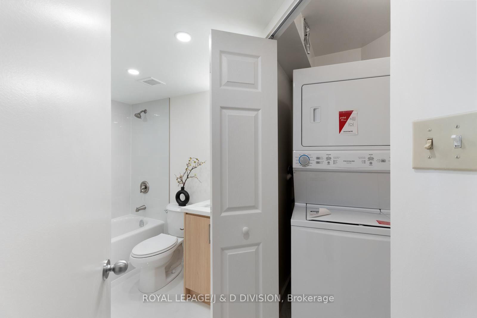 2 Bedrooms Condo at 25 Maitland,  Toronto For sale