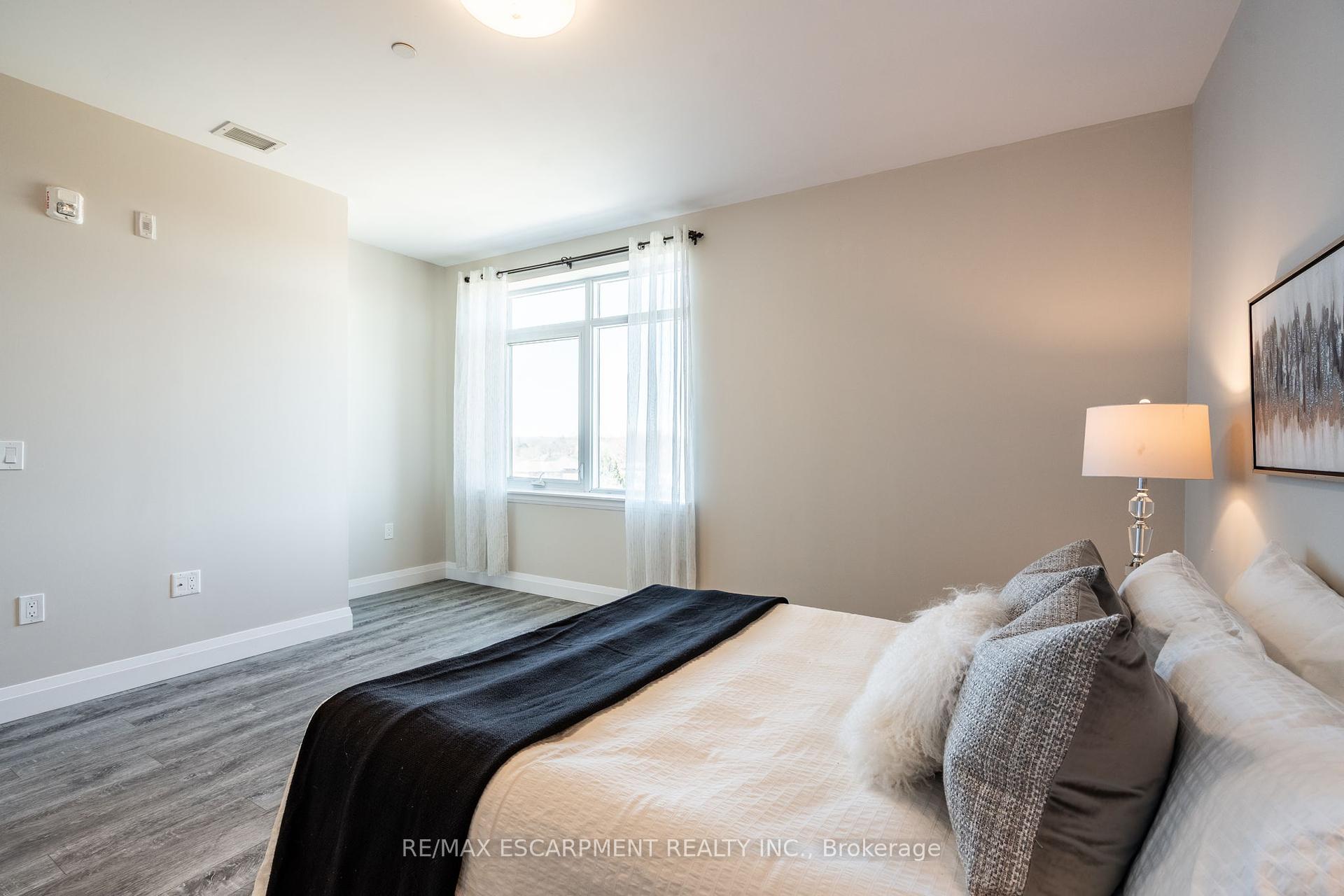 2 Bedrooms Condo at 1 Redfern,  Hamilton For sale