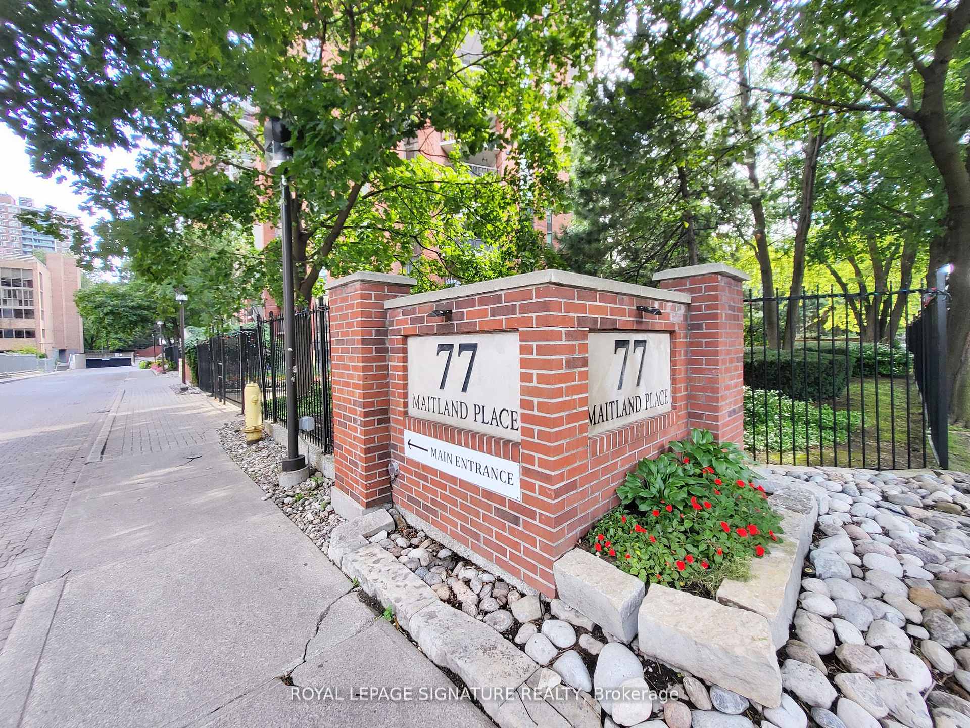 2 Bedrooms Condo at 77 Maitland, Toronto For sale