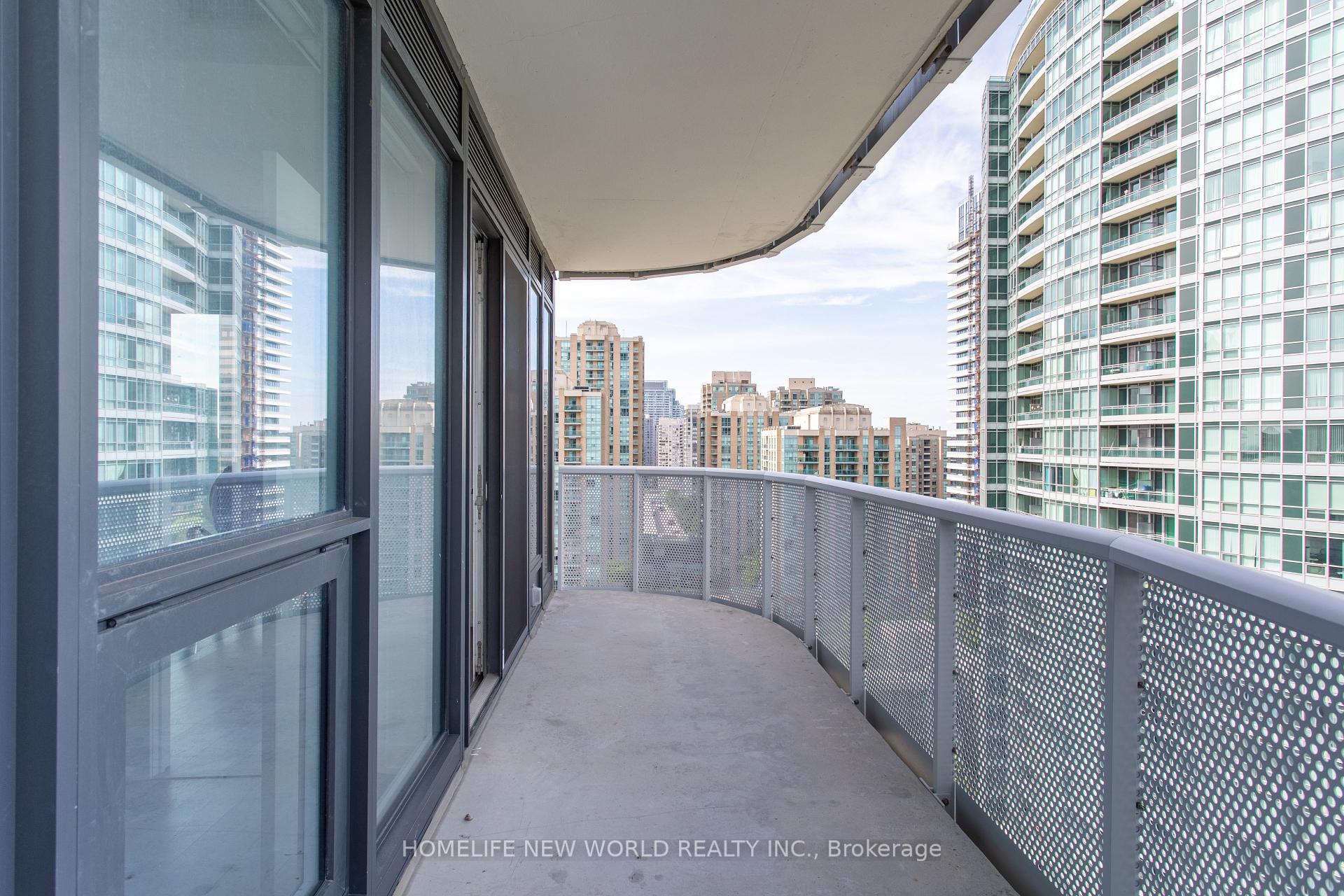 2 Bedrooms Condo at 15 Holmes, Toronto For sale
