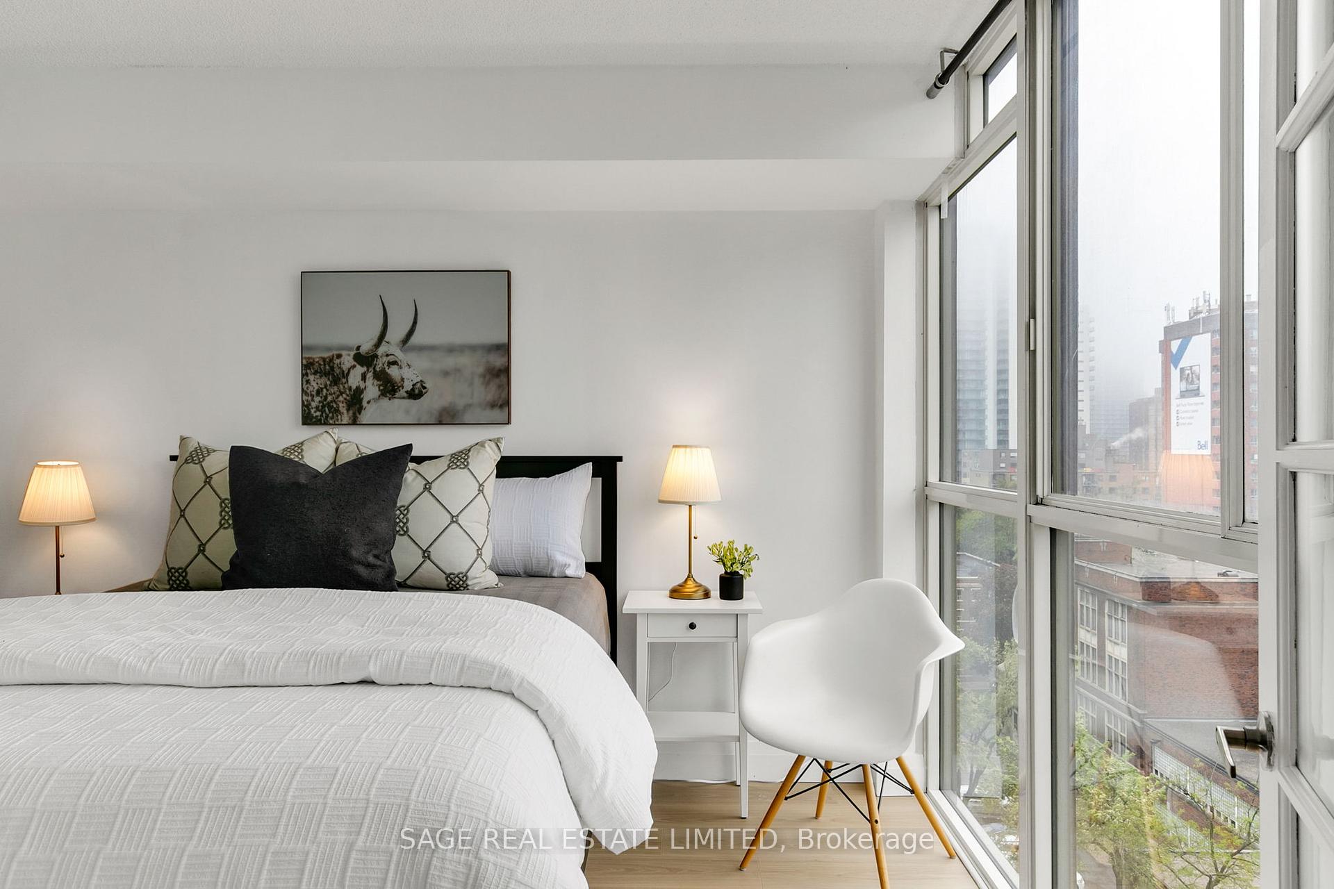 2 Bedrooms Condo at 15 Maitland, Toronto For sale