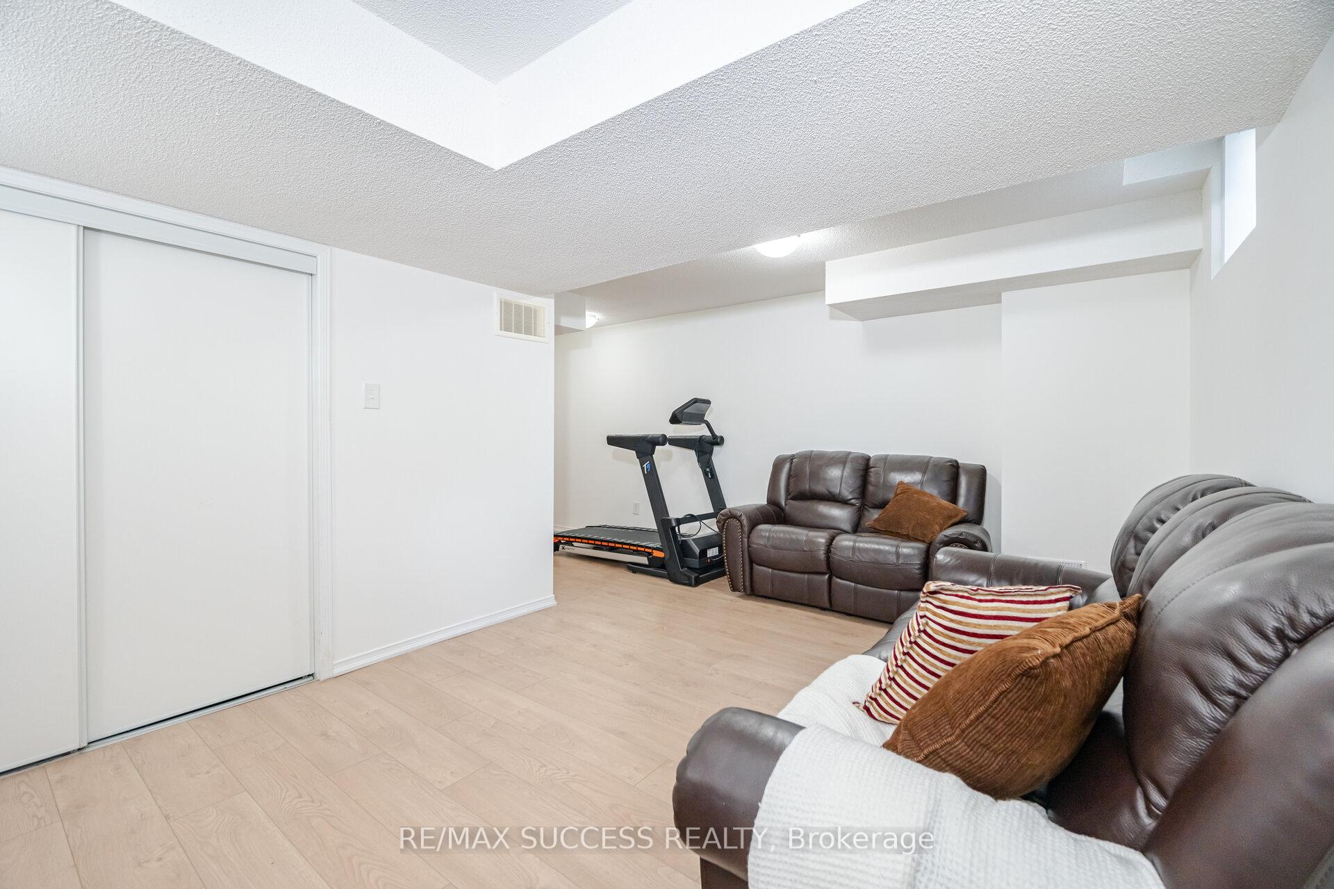 3 Bedrooms Condo at 5255 Palmetto, Mississauga For sale