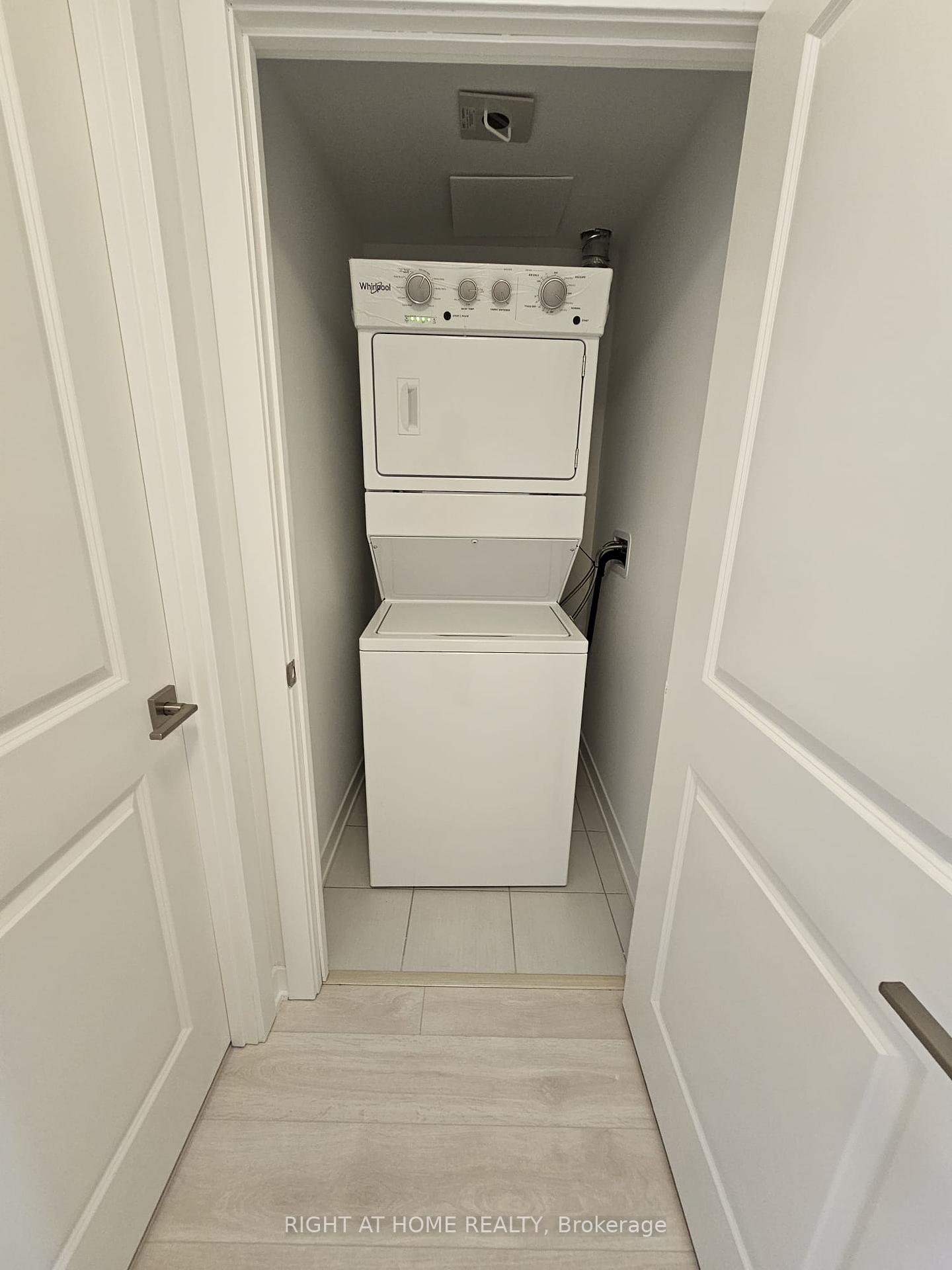 3 Bedrooms Condo at 4017 Hickory, Mississauga For sale