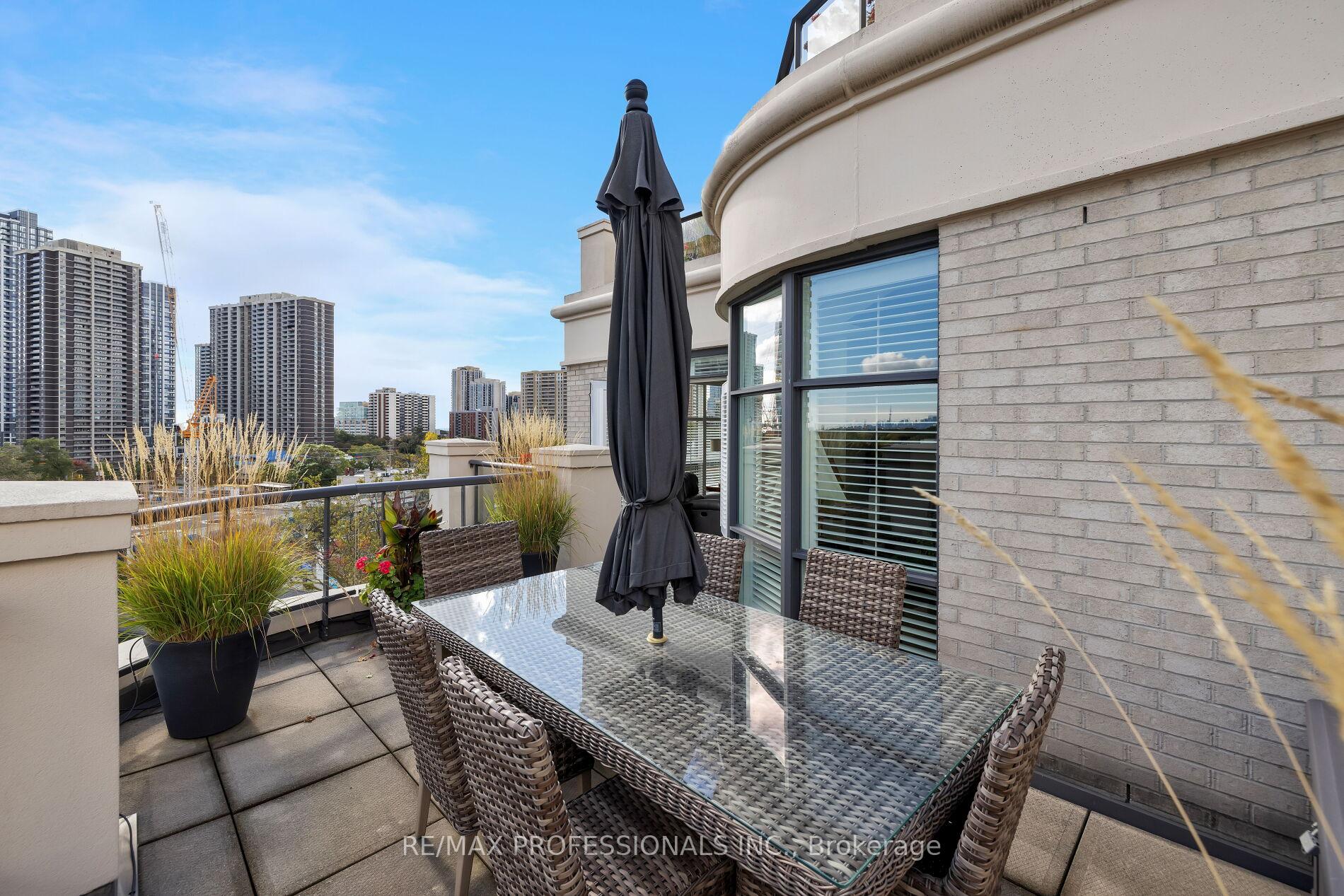 3 Bedrooms Condo at 9 Burnhamthorpe, Toronto For sale