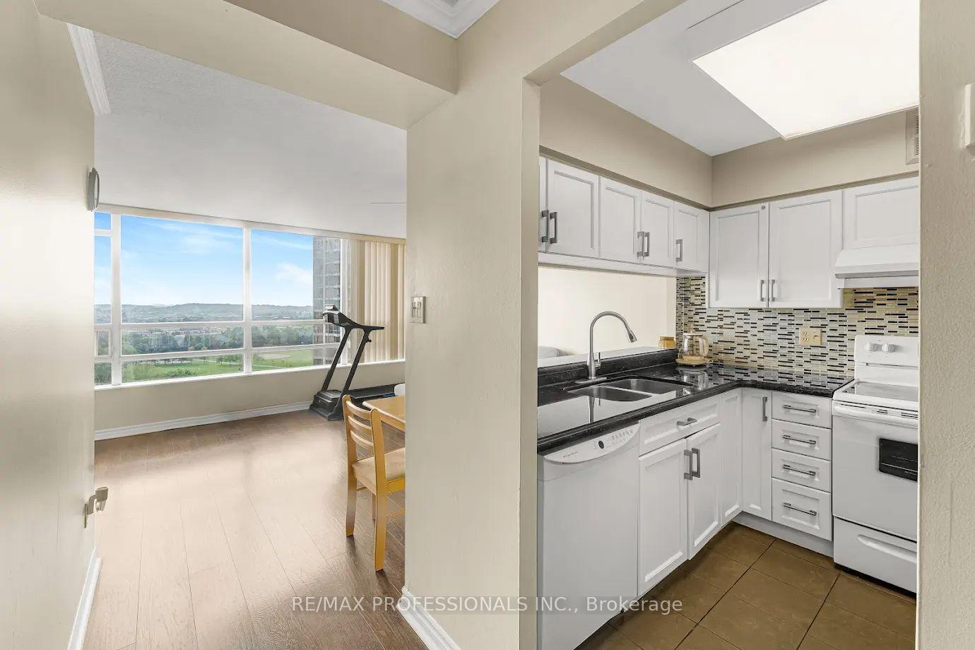 2 Bedrooms Condo at 50 Kingsbridge Garden, Mississauga For sale