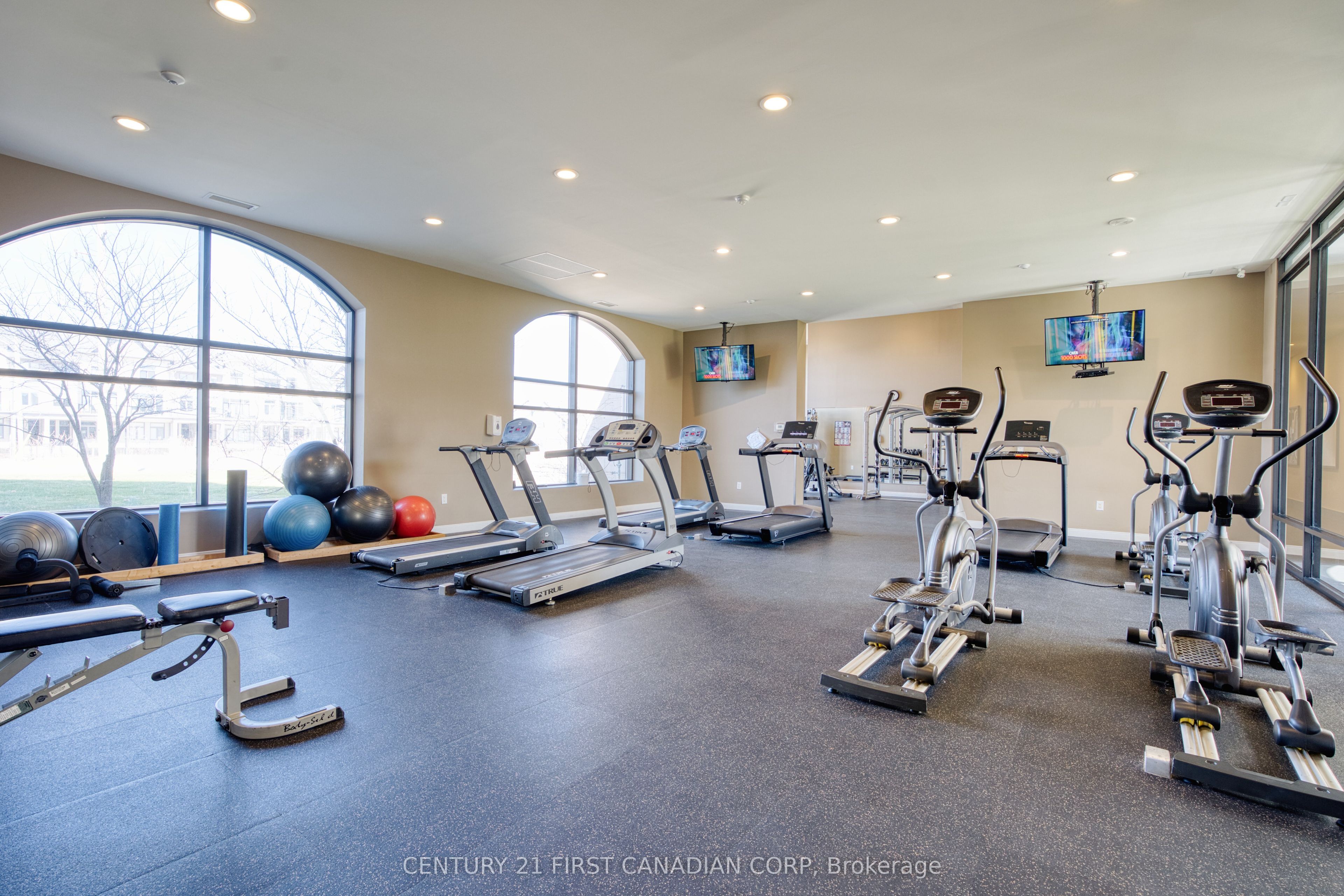 240 Villagewalk Boulevard, #812
