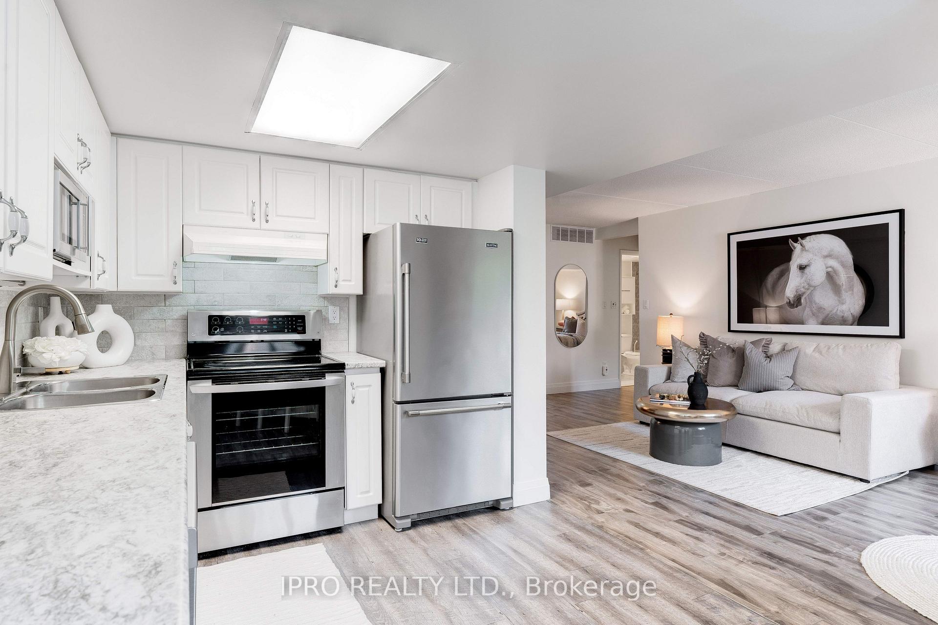 2 Bedrooms Condo at 3499 Upper Middle, Burlington For sale