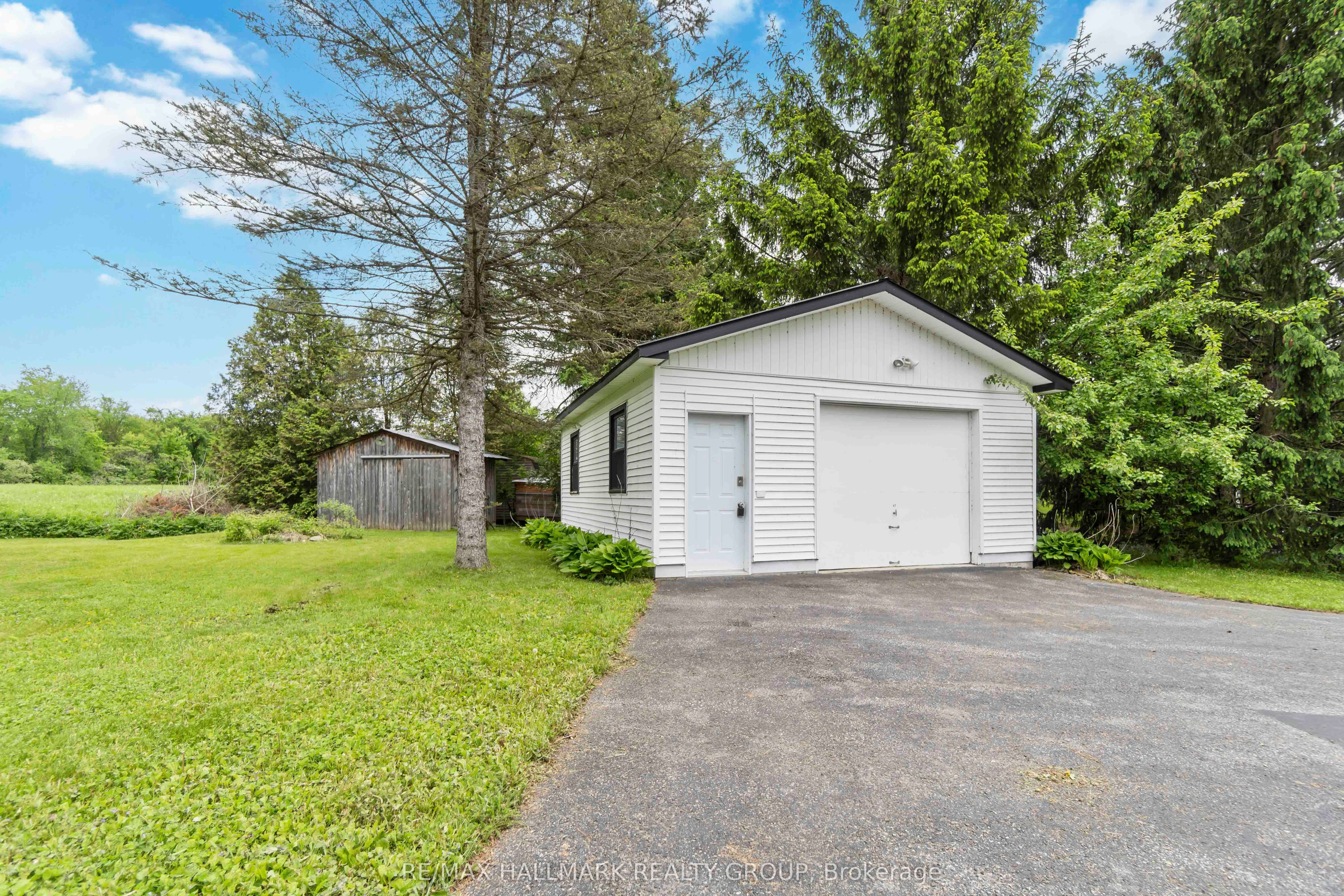 689 Front Road W
