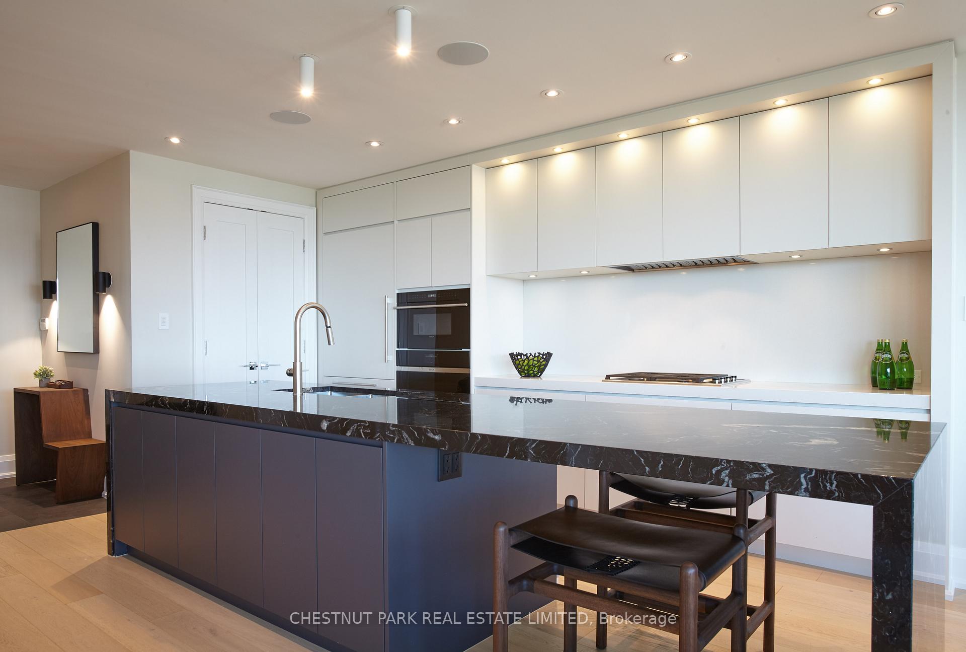 2 Bedrooms Condo at 77 Charles, Toronto For sale