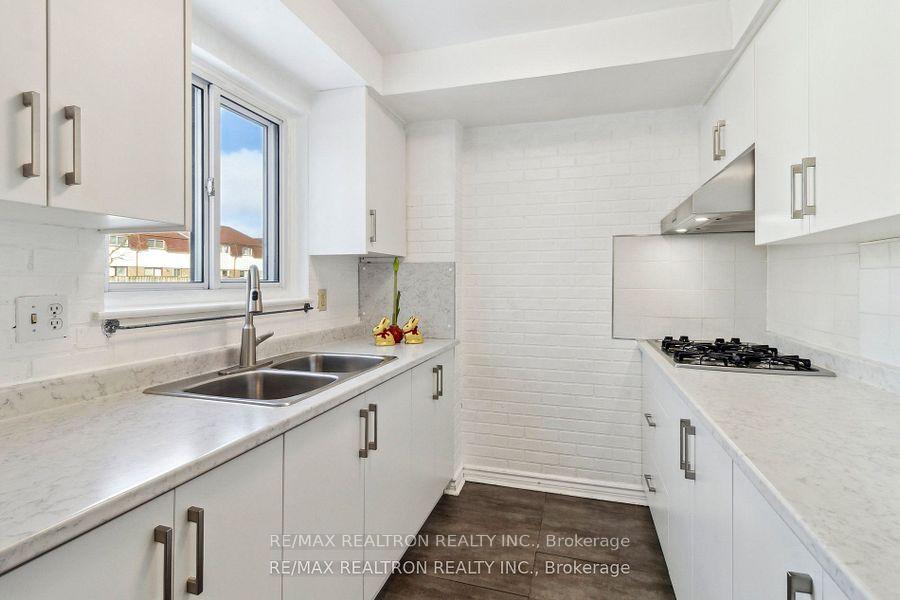 3 Bedrooms Condo at 44 Chester Le, Toronto For sale