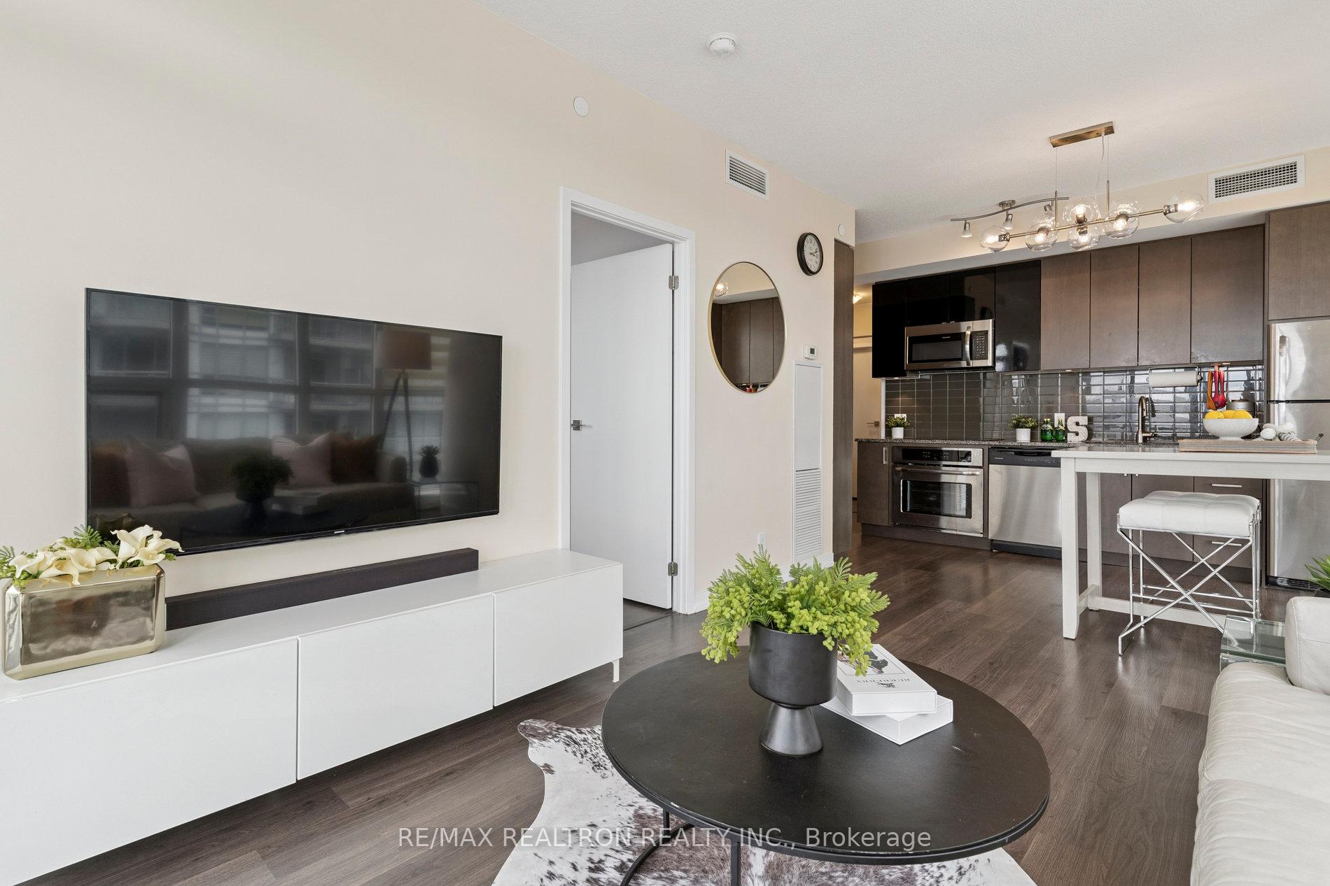 2 Bedrooms Condo at 89 Dunfield, Toronto For sale