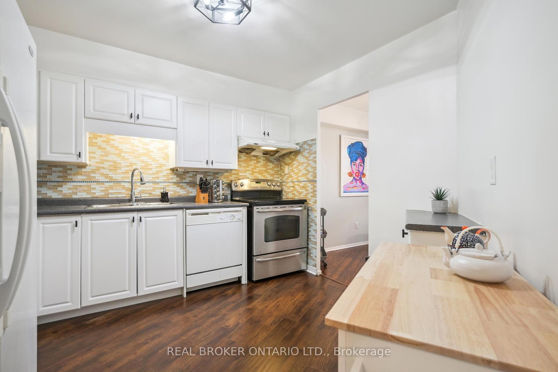 2 Bedrooms Condo at 451 The West Mall, Toronto For sale