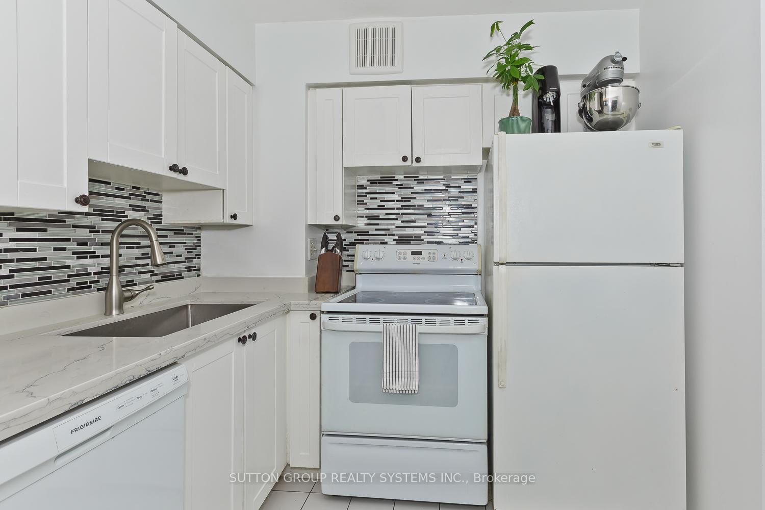 3 Bedrooms Condo at 50 Kingsbridge Garden, Mississauga For sale