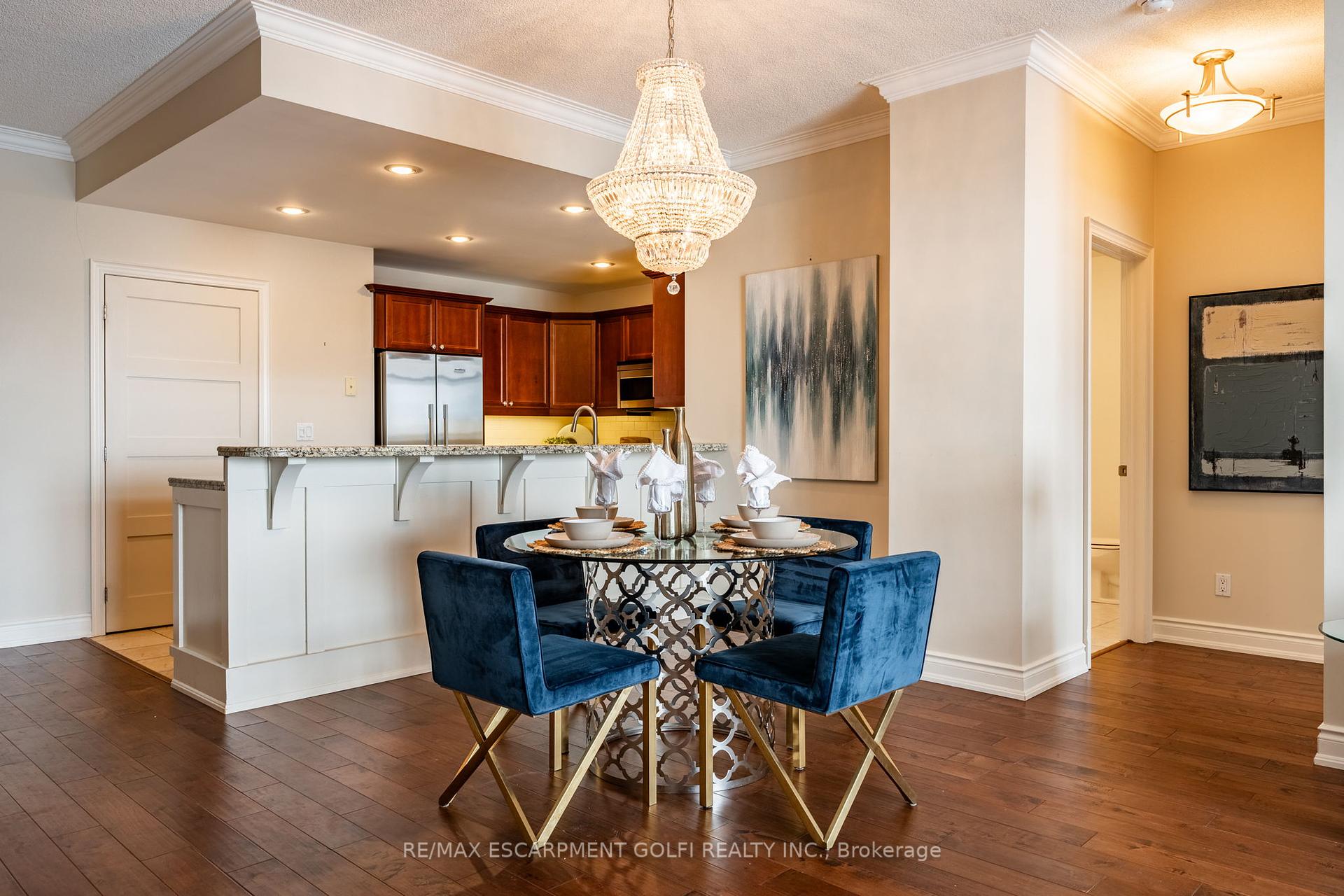 2 Bedrooms Condo at 1477 Lakeshore, Burlington For sale