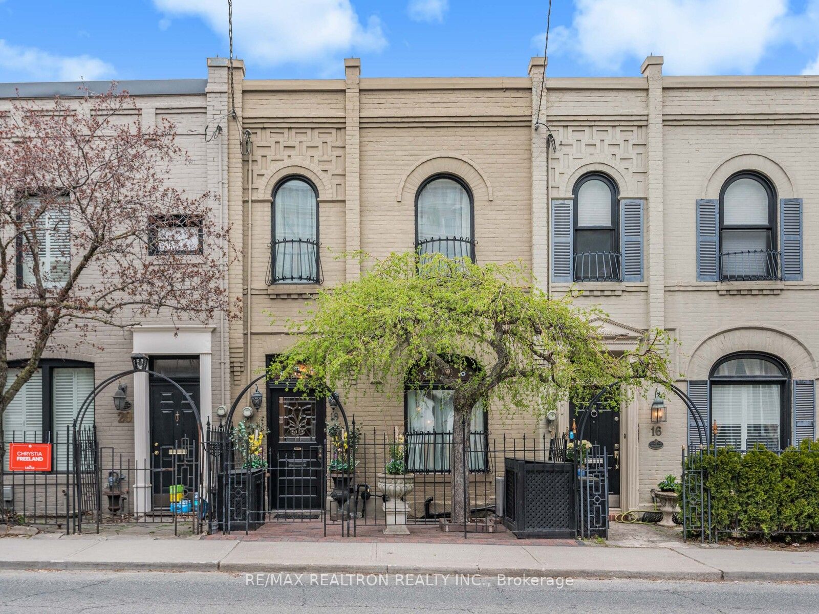 18 Belmont Street, Toronto, ON M5R 1P8
