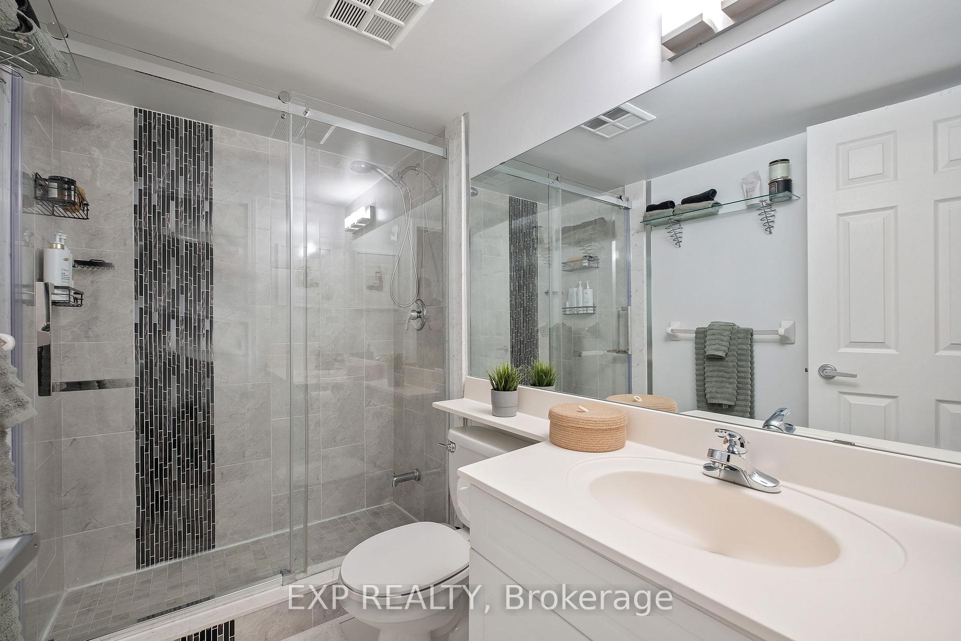 2 Bedrooms Condo at 19 Barberry, Toronto For sale