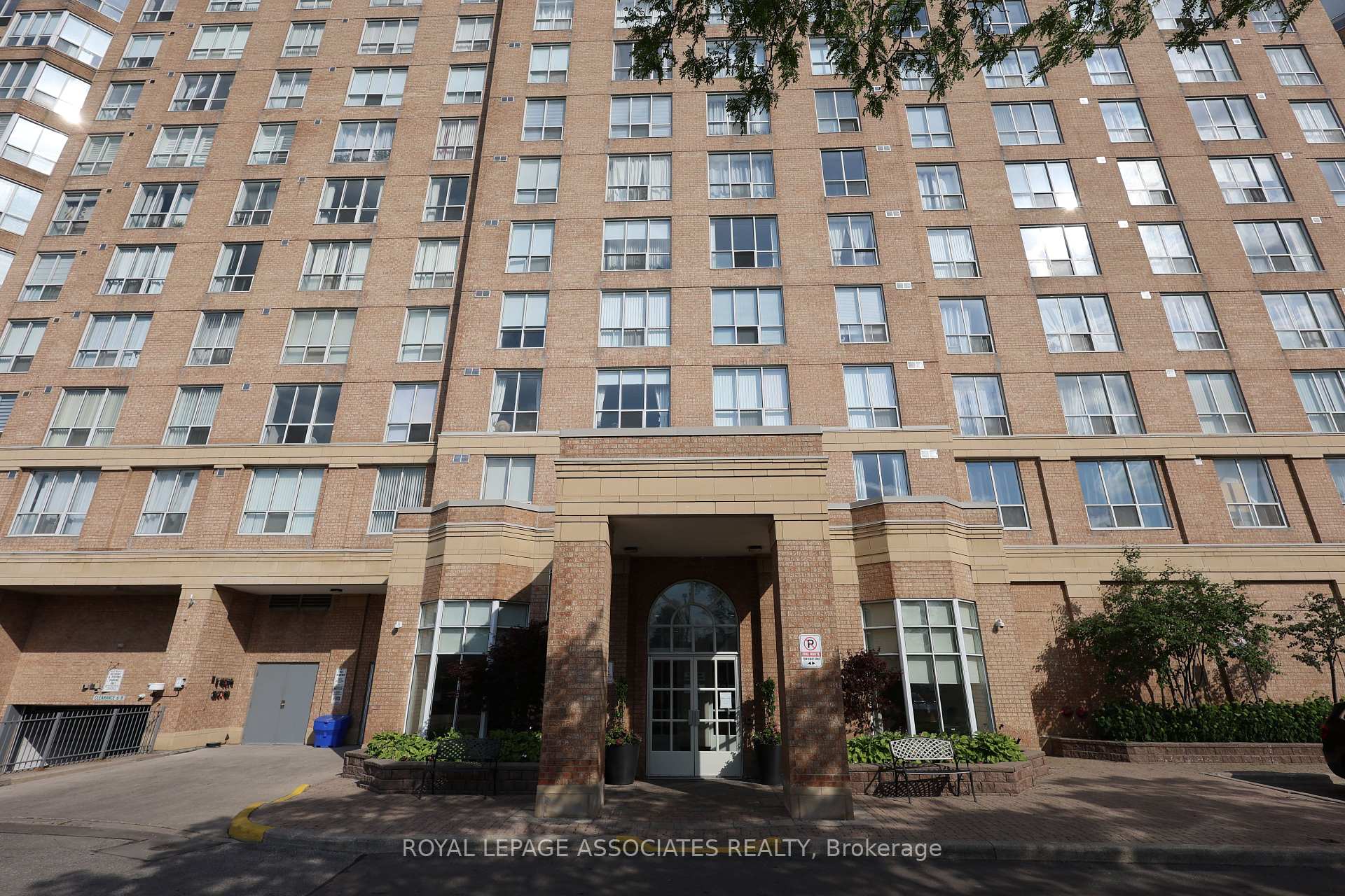 1 Bedroom Condo at 21 Overlea, Toronto For sale