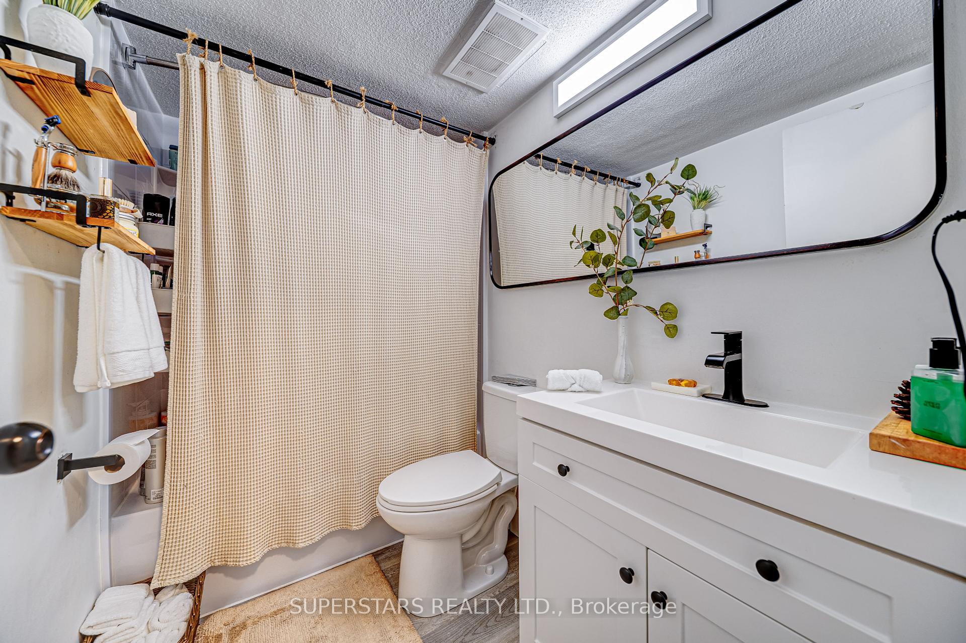 2 Bedrooms Condo at 3 Massey, Toronto For sale