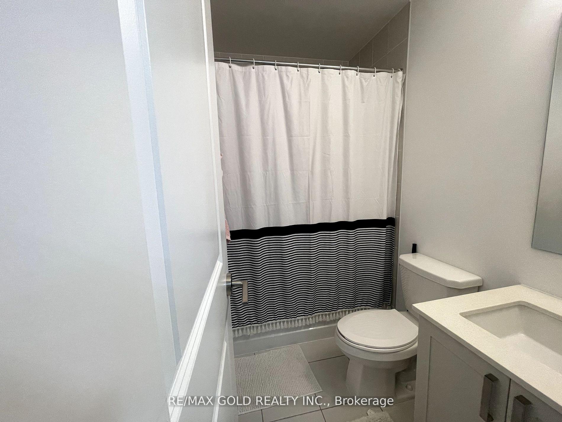2 Bedrooms Condo at 1115 Douglas McCurdy Comm, Mississauga For sale