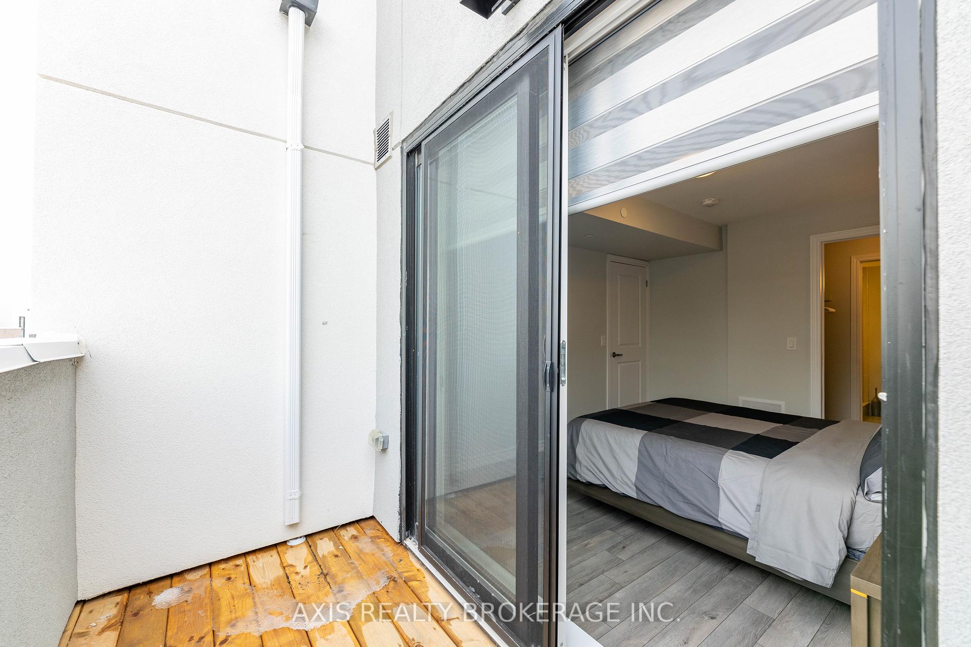 2 Bedrooms Condo at 349 Wheat Boom, Oakville For sale